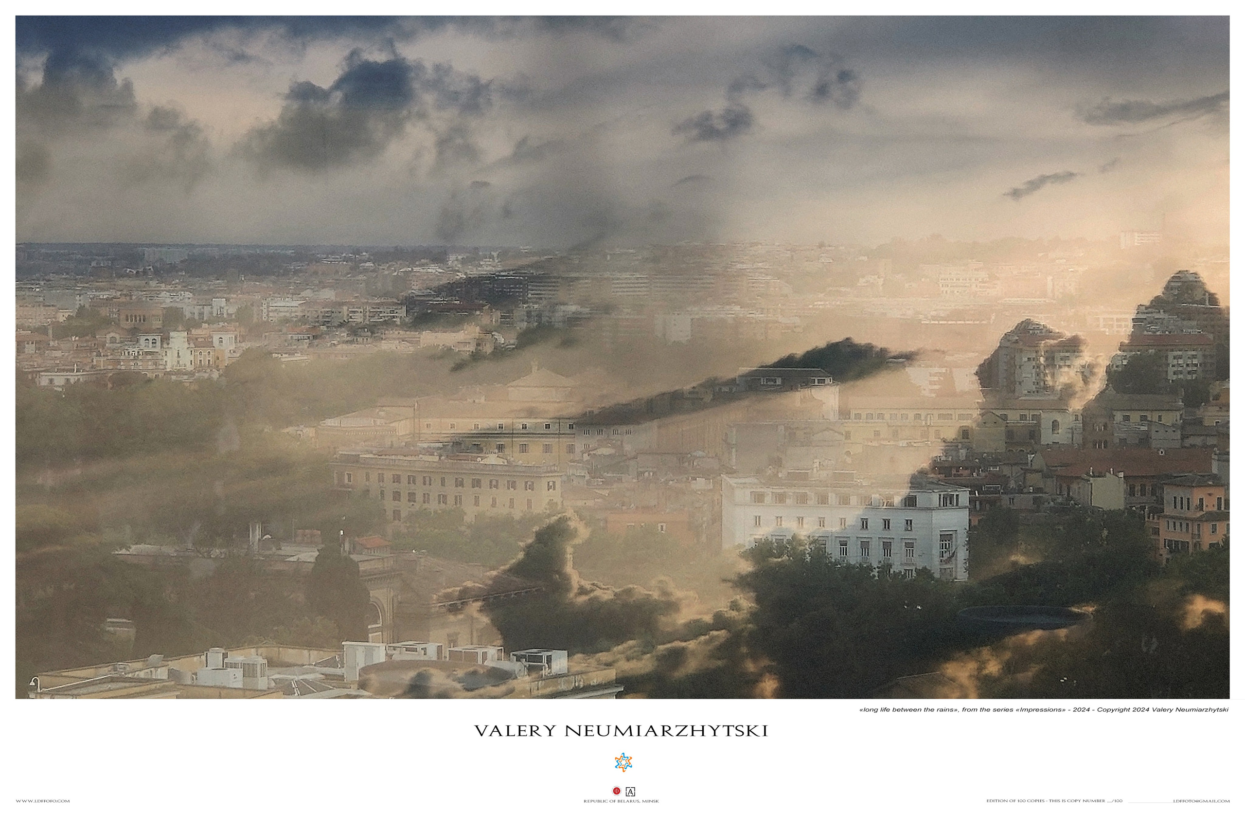 Фотография панорамы Рима в лучах закатного солнца с крыши Витториано. Площадь Венеции. Рим. Италия