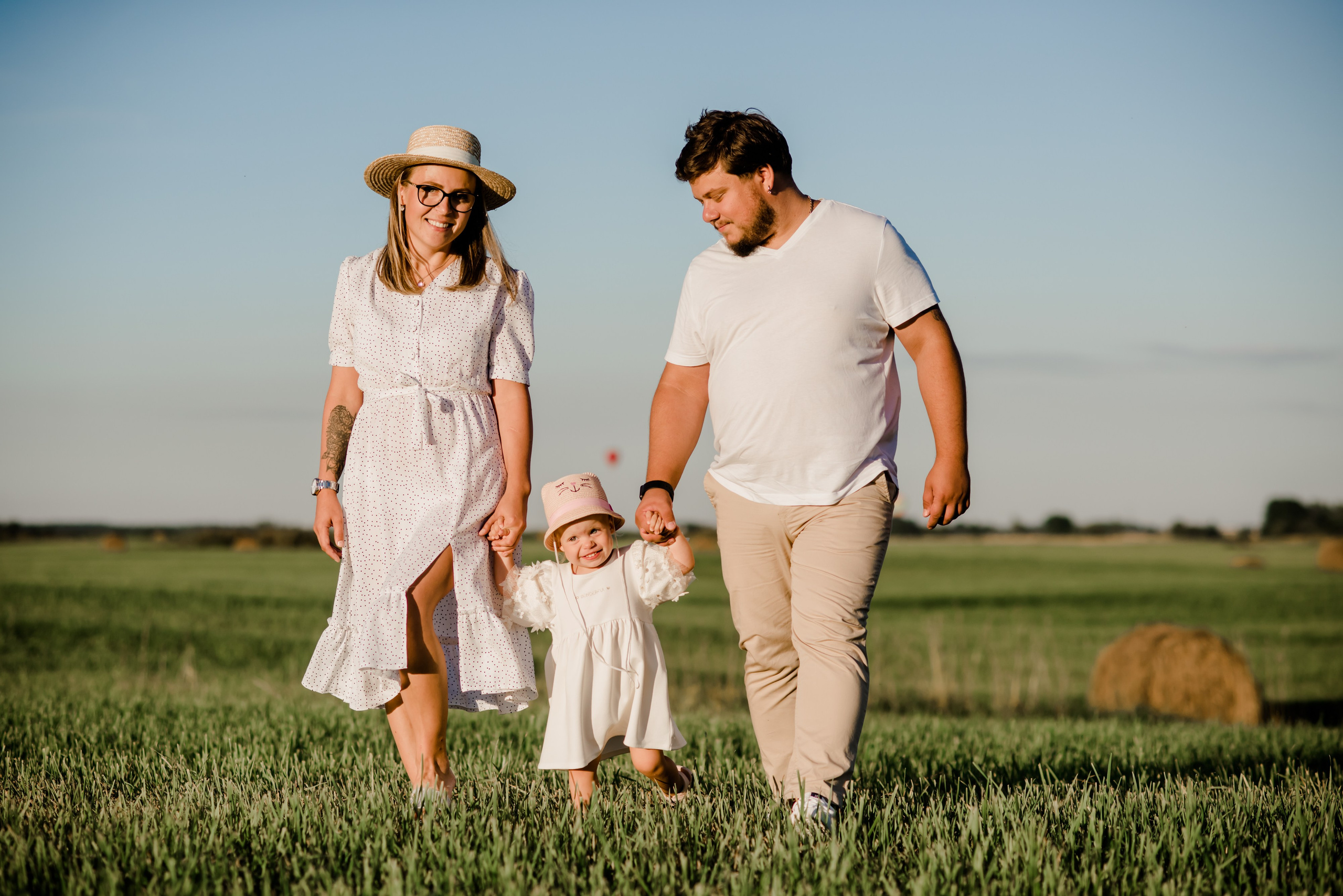 Семья в поле. Свадебный и семейный фотограф Евгения Кононова