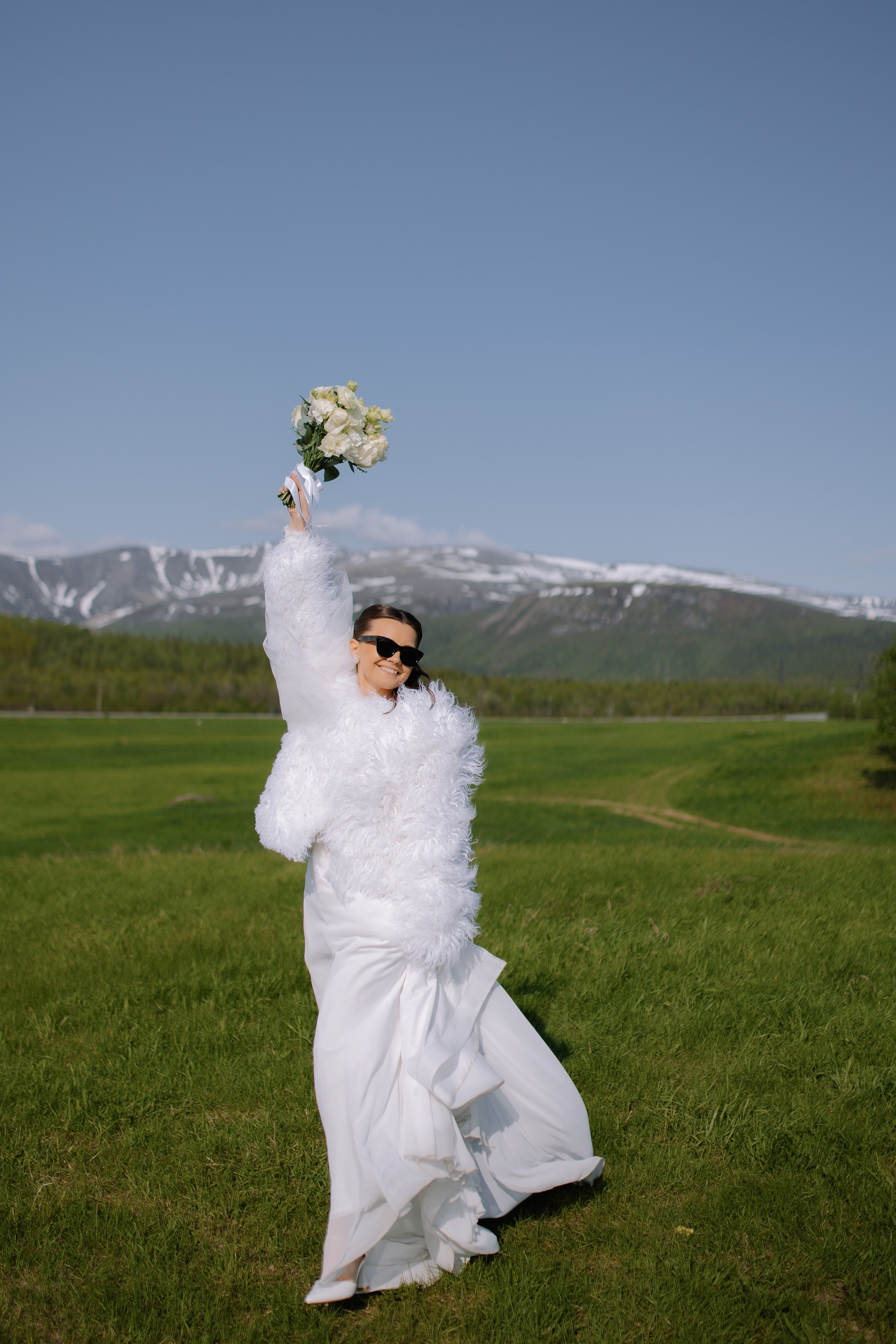 Великолепный природный фон подчеркивает чистоту и искренность чувств молодоженов.