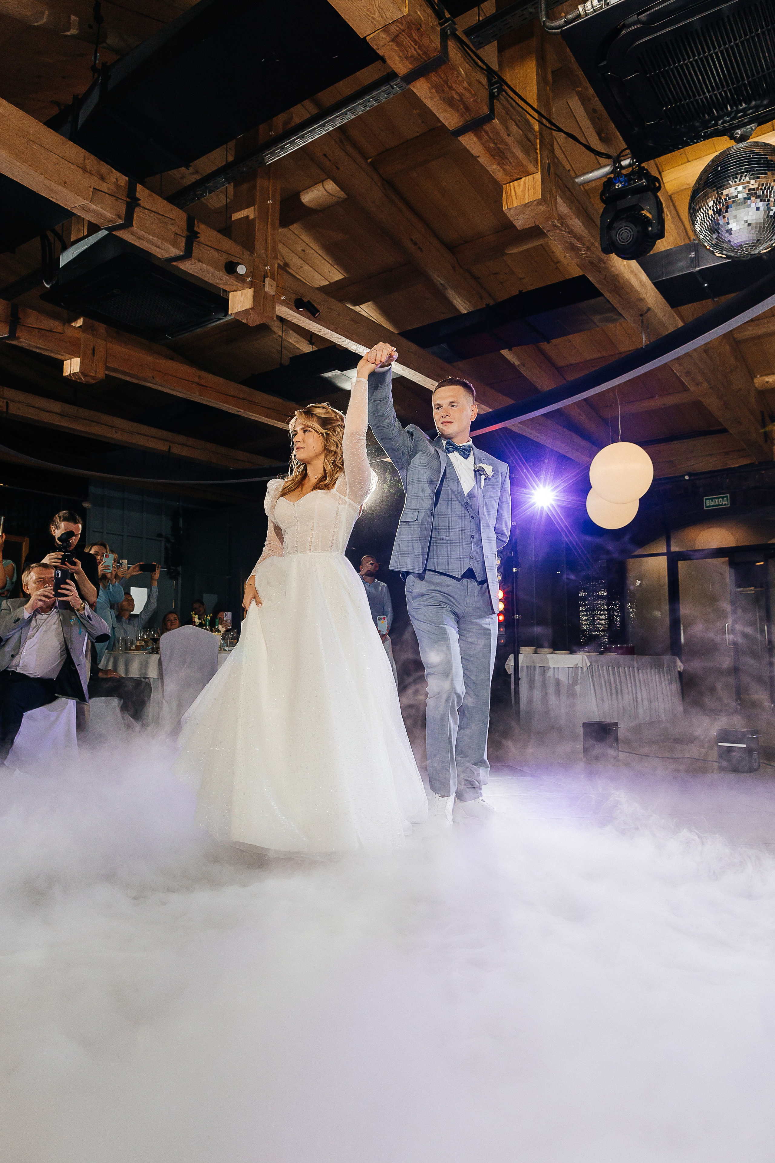 Трогательная выездная церемония в уютном дворике отеля. Олег Сверчков | Свадебный фотограф Вологда