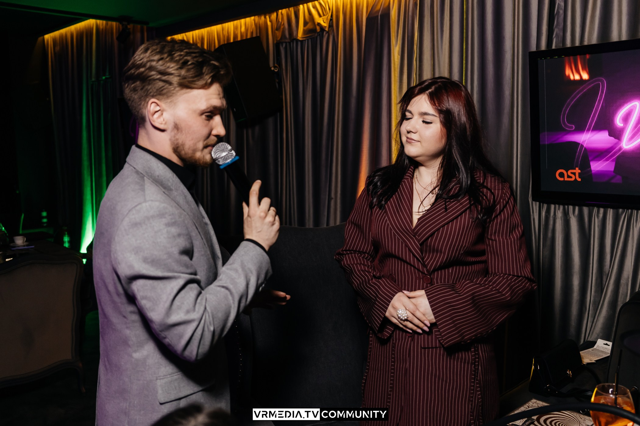 Караоке-бар «Volna»: Мир, труд, май, запевай