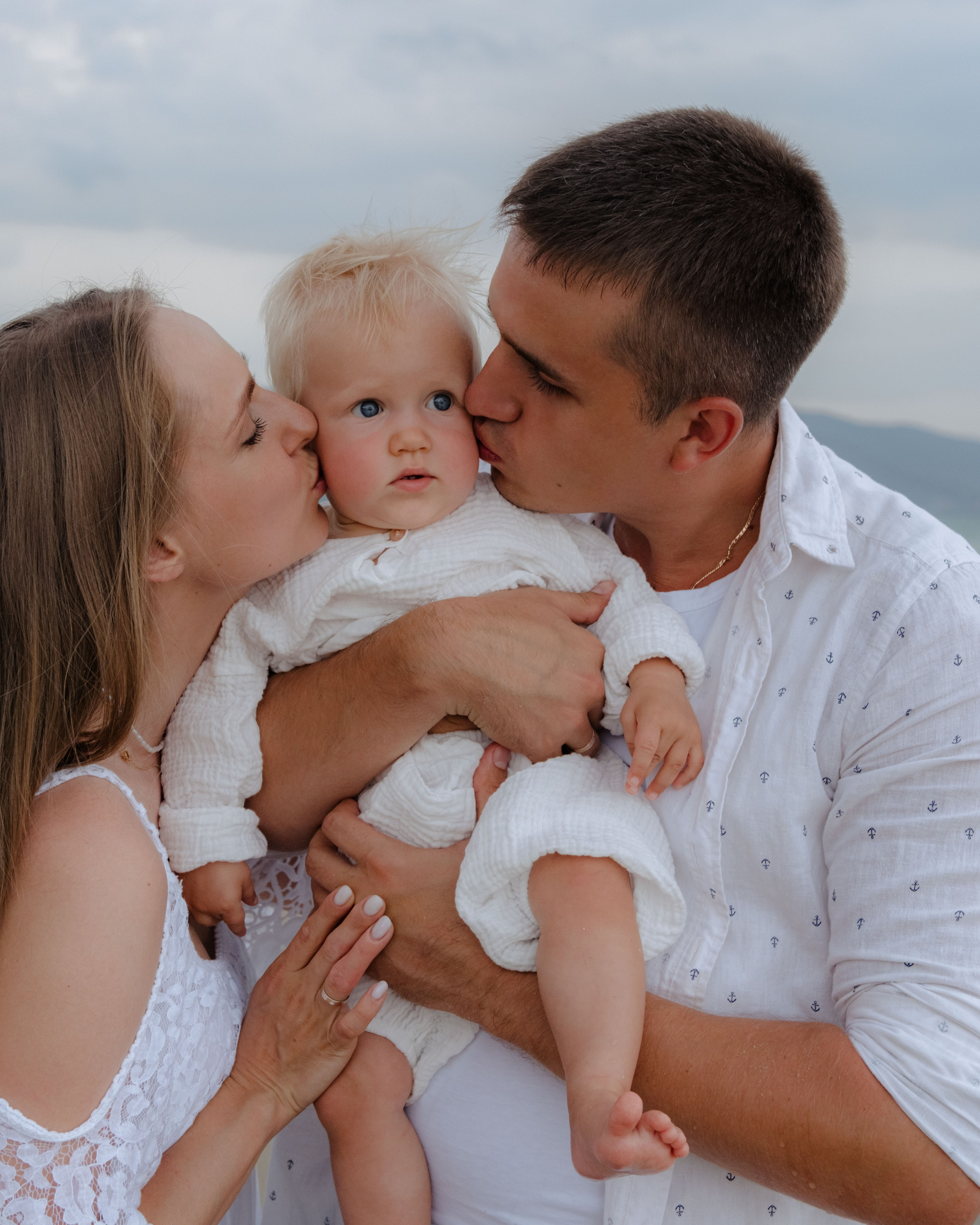 Mother and daughters. Portrait photographer Nha Trang | Julia Meshanina