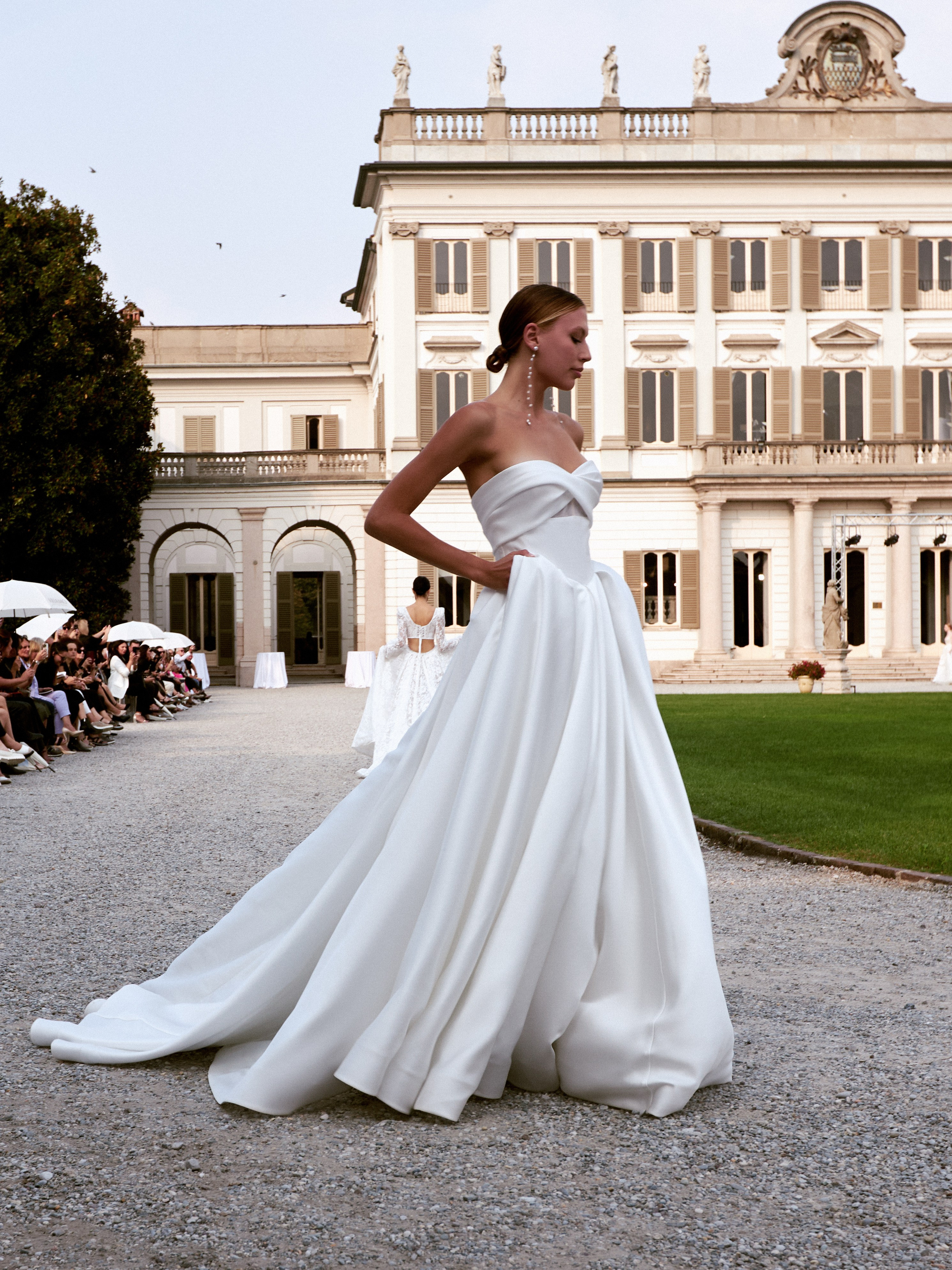 White Wedding Platform Runaway 2023 Milano. Photographer & Videographer in Barcelona