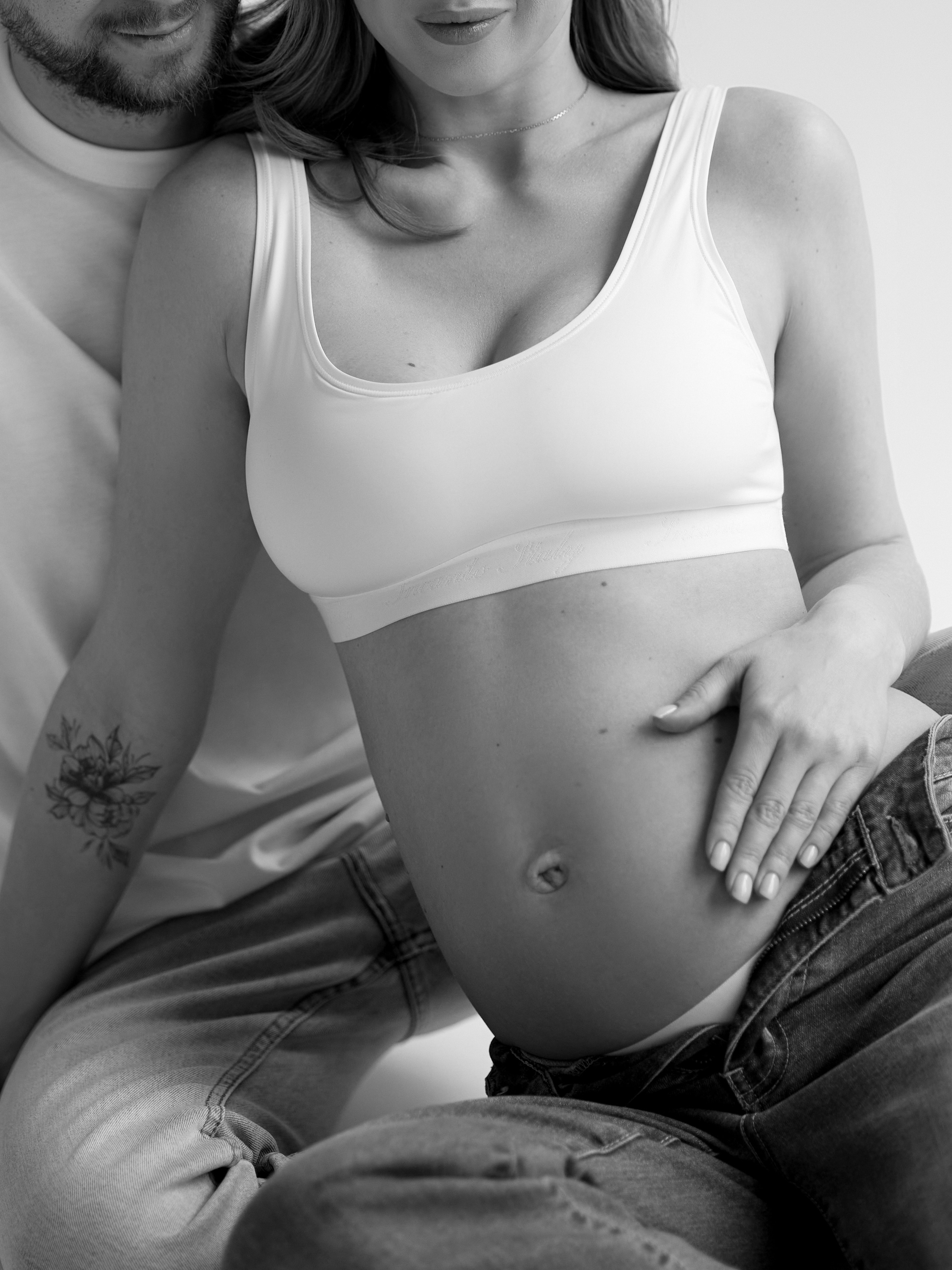 Фотосессия беременности в студии. Сестры Карабаза. Фотографы и ретушеры в Москве и Санкт-Петербурге