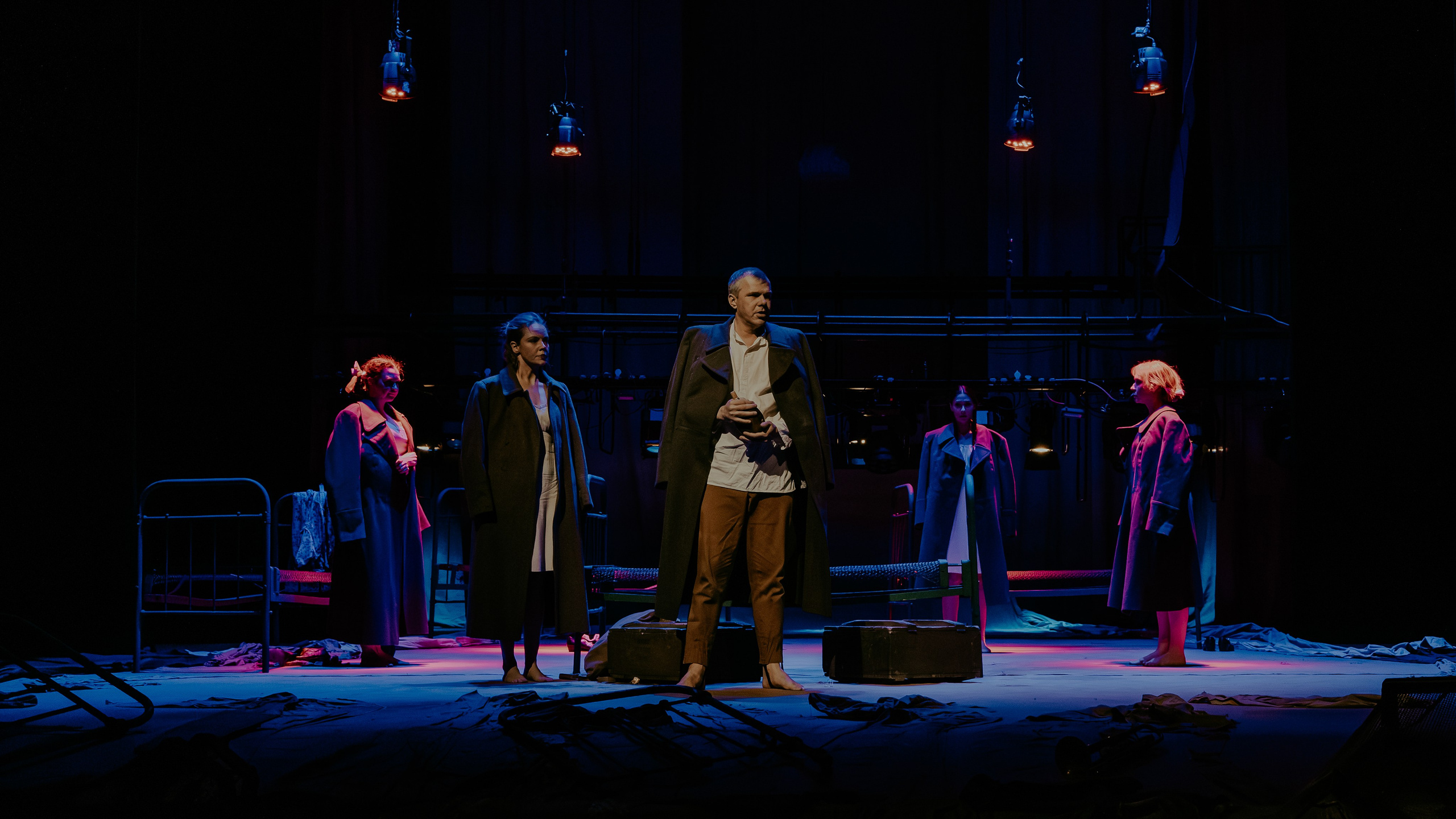 Театр Юного Зрителя " Не покидай меня». Фотограф Марк Файзулин