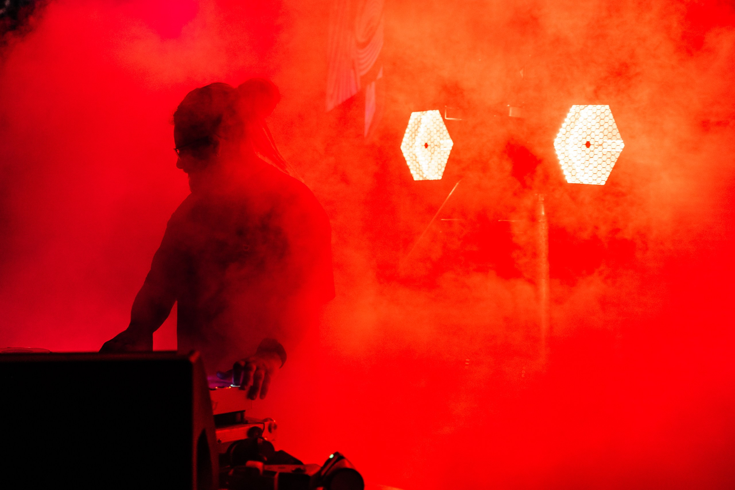 Здравствуйте! Я свадебный фотограф из Ульяновска, работаю в том числе по всей России и с выездом за границу. Снимаю свадьбы, lovestory, корпоративы, светский репортаж. Провожу обучение по фотографии, мастер-классы и воркшопы для других фотографов.