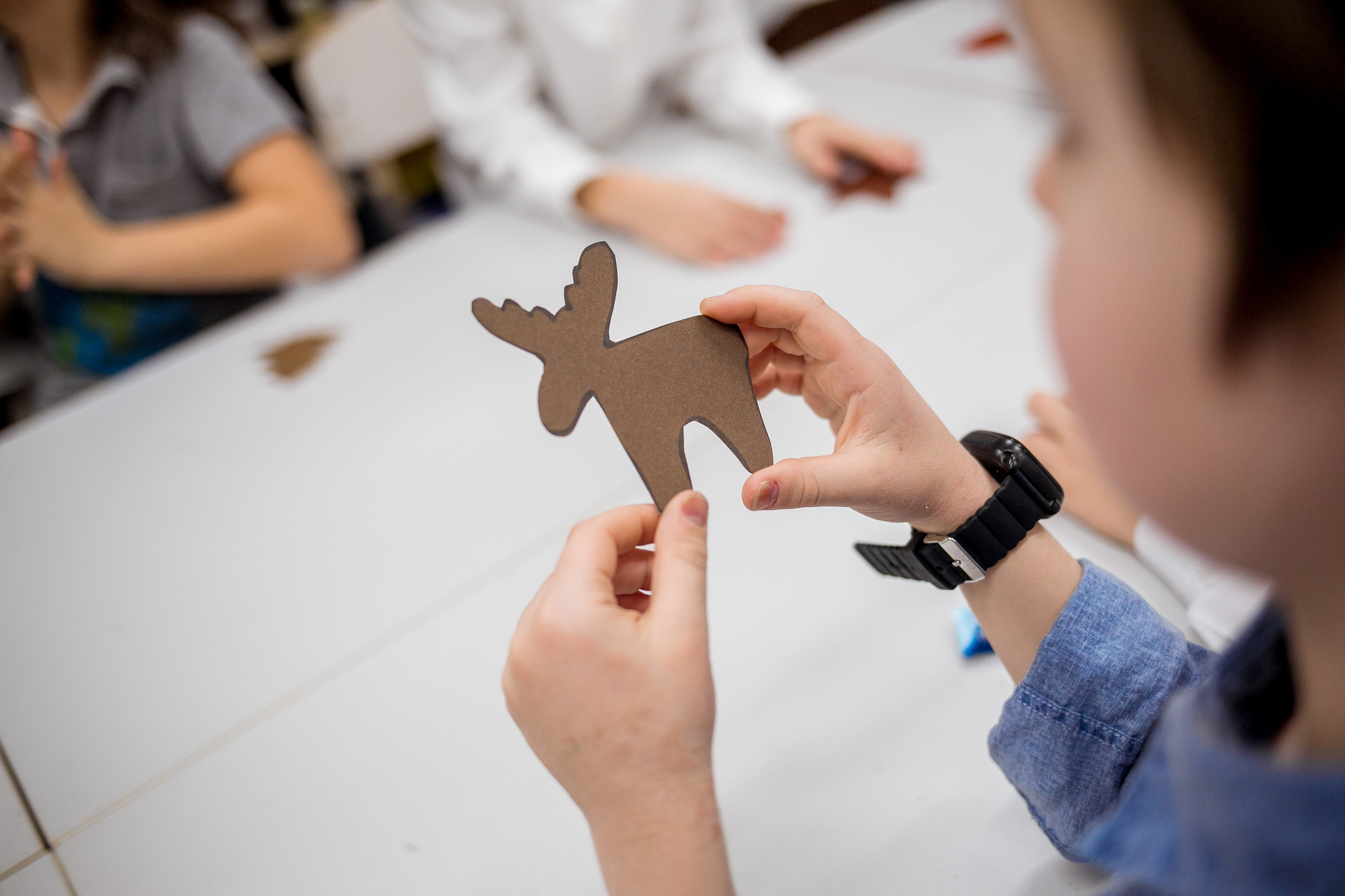 Школьники делают поделки к Новому году. Репортажный фотограф Борис Геер