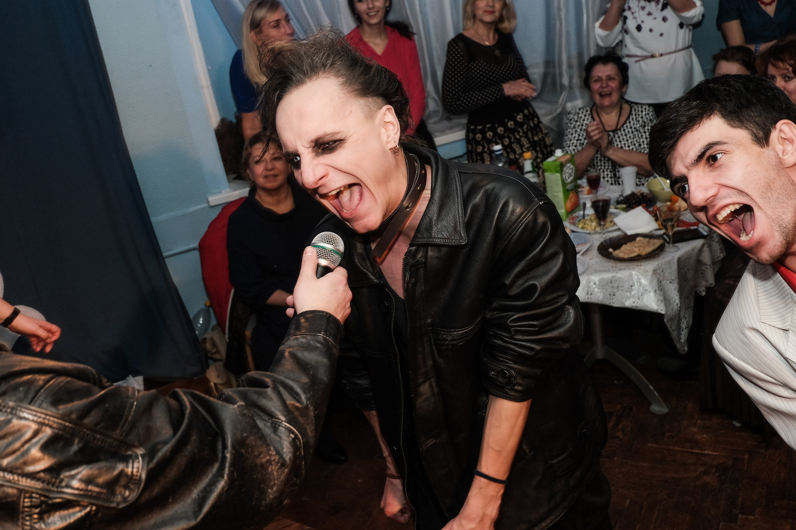 ТЕАТРАЛЬНЫЙ КОРПОРАТИВ В СТИЛЕ 90-Х. Фотограф в Алматы Артемий Матюнин