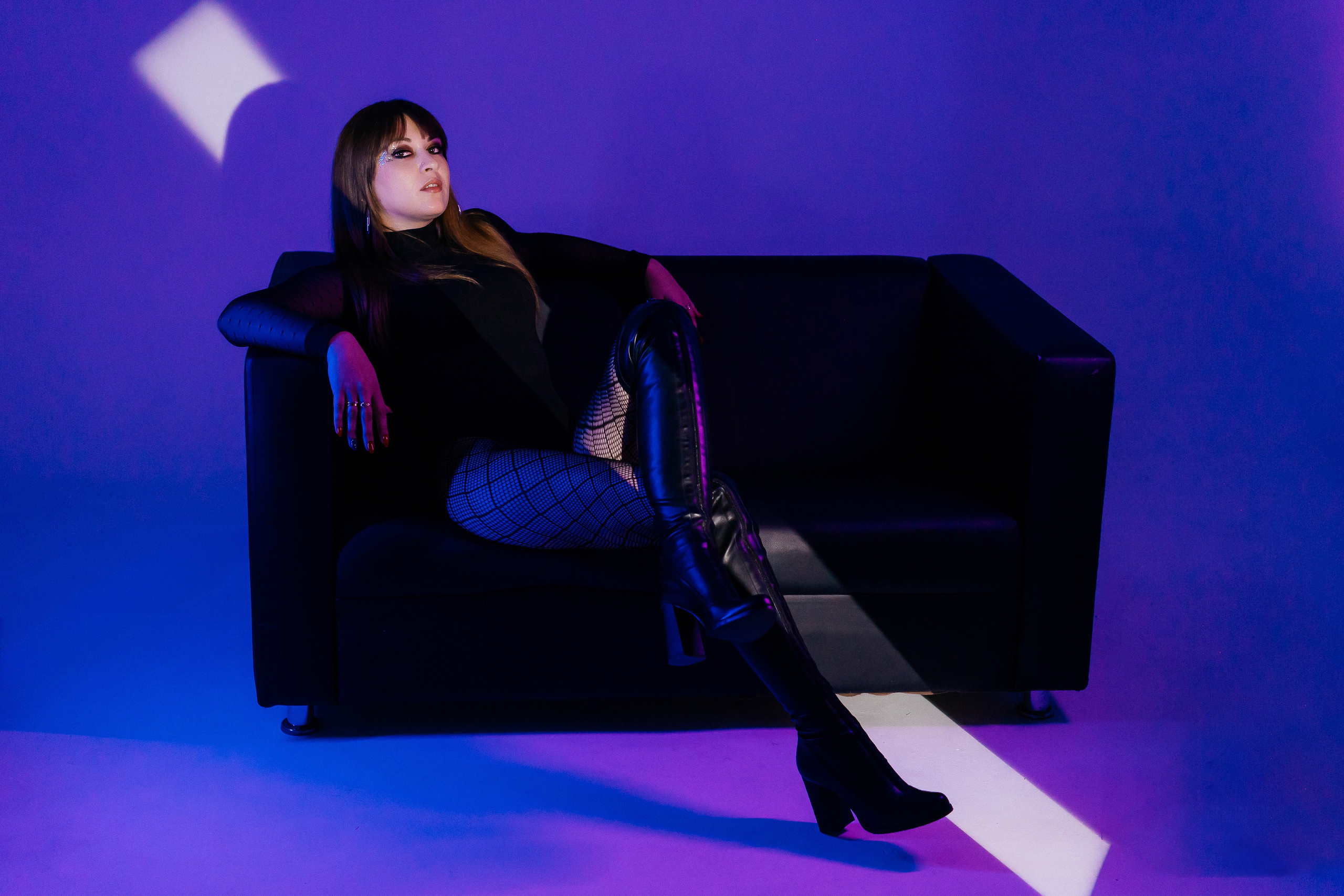 Фотосессия в неоновом свете в фотостудии. Фотограф и видеограф Смоленск | Студия Цезарь