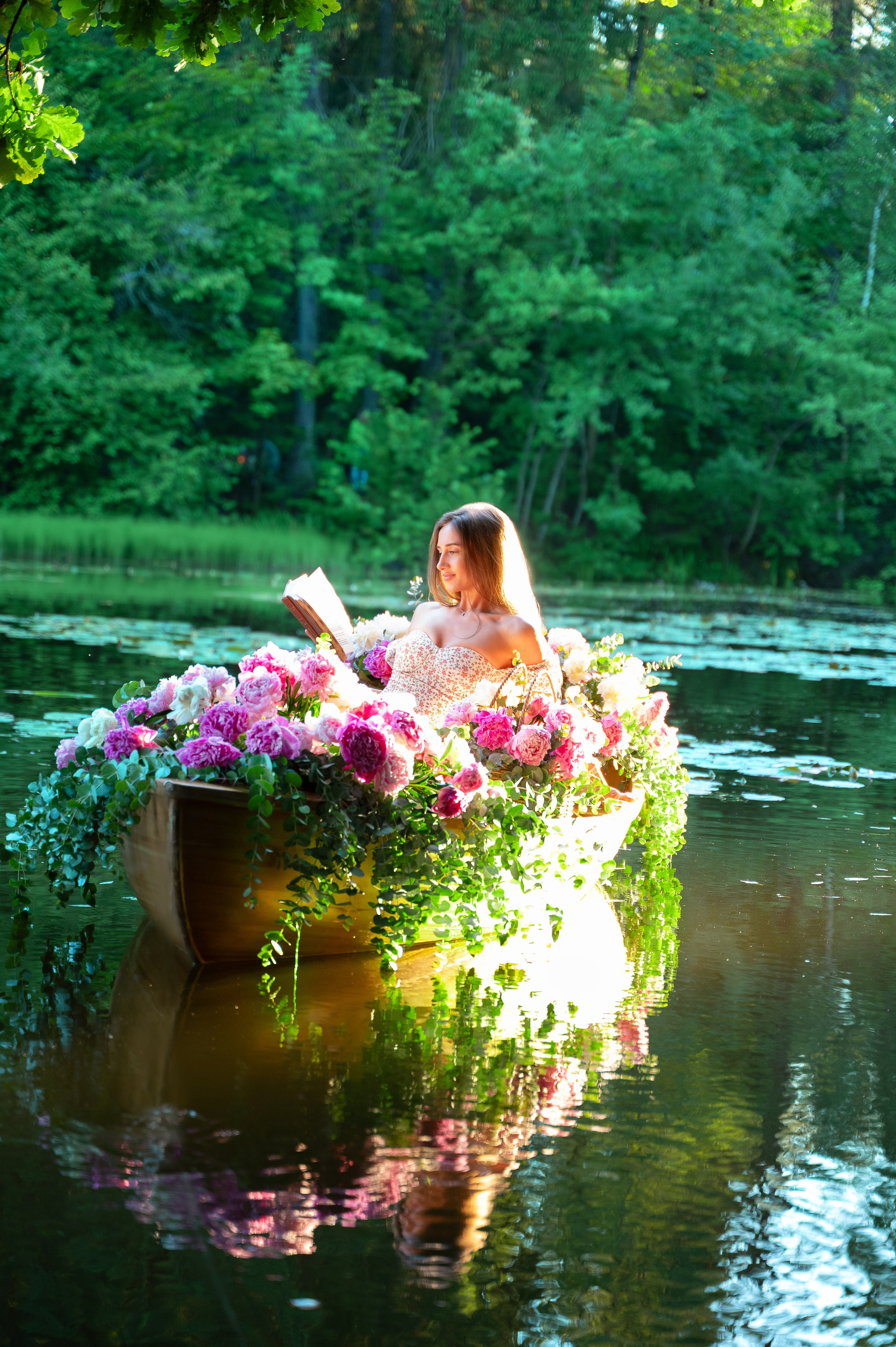 Оксана и лодка с пионами. Фотограф Москва и Московская область Мария Кузьмина