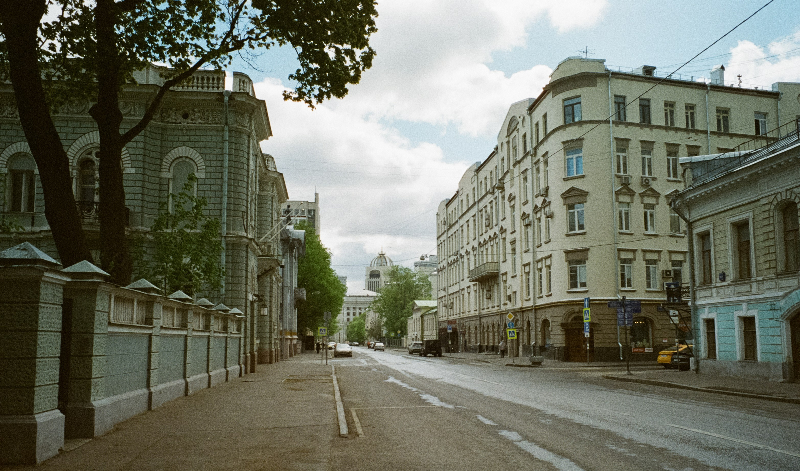 Ул. Поваровка и окрестности | Voigtlander BESSA-T — Voigtlander Ultron 28 mm f/2 | Kodak Ultramax 400 (просрочка) @ ISO 100