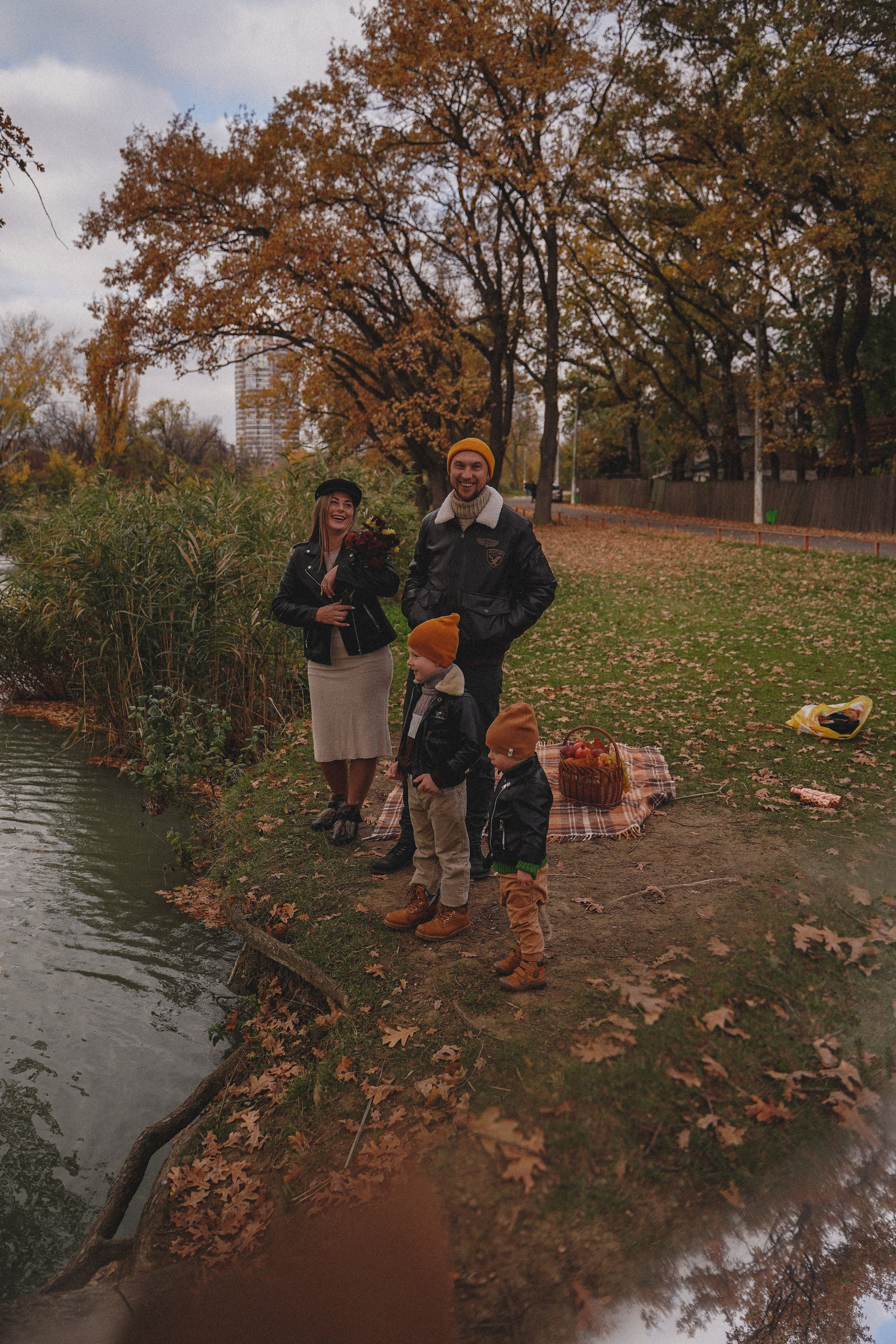 Семейная осенняя фотосессия у реки. Семейный и женский фотограф в Краснодаре Анастасия Приймак