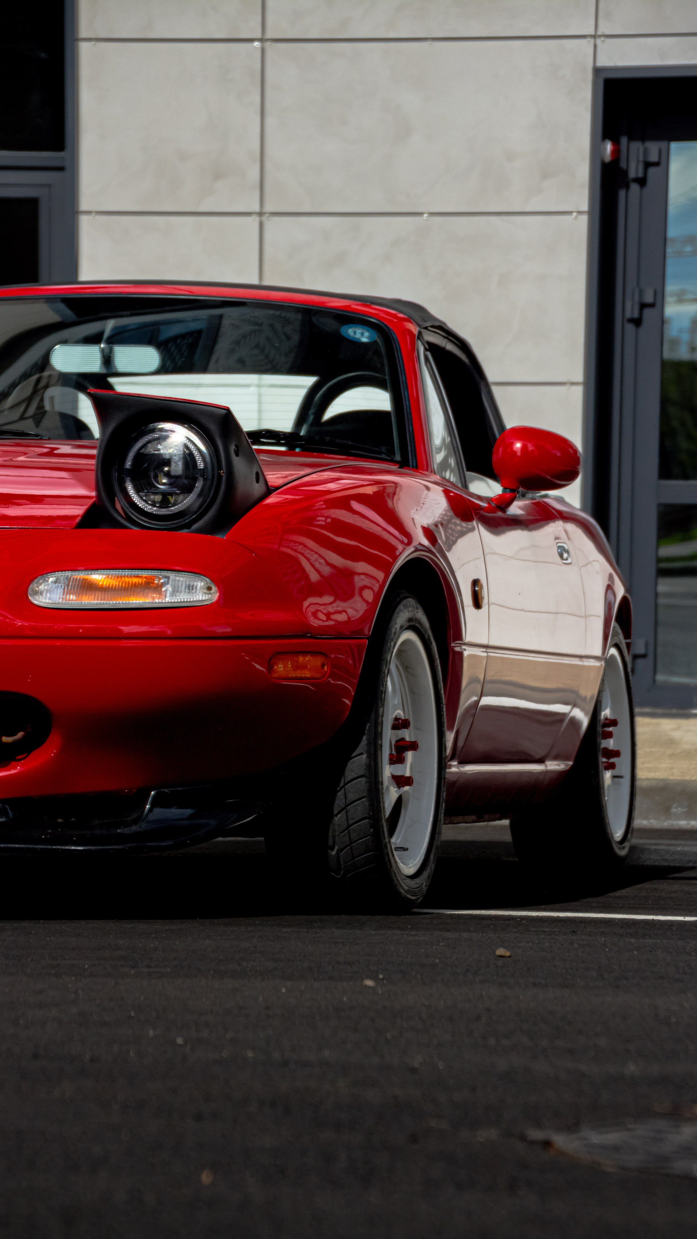 Фото Mazda MX-5 Miata (Eunos Roadster) NA: красный родстер