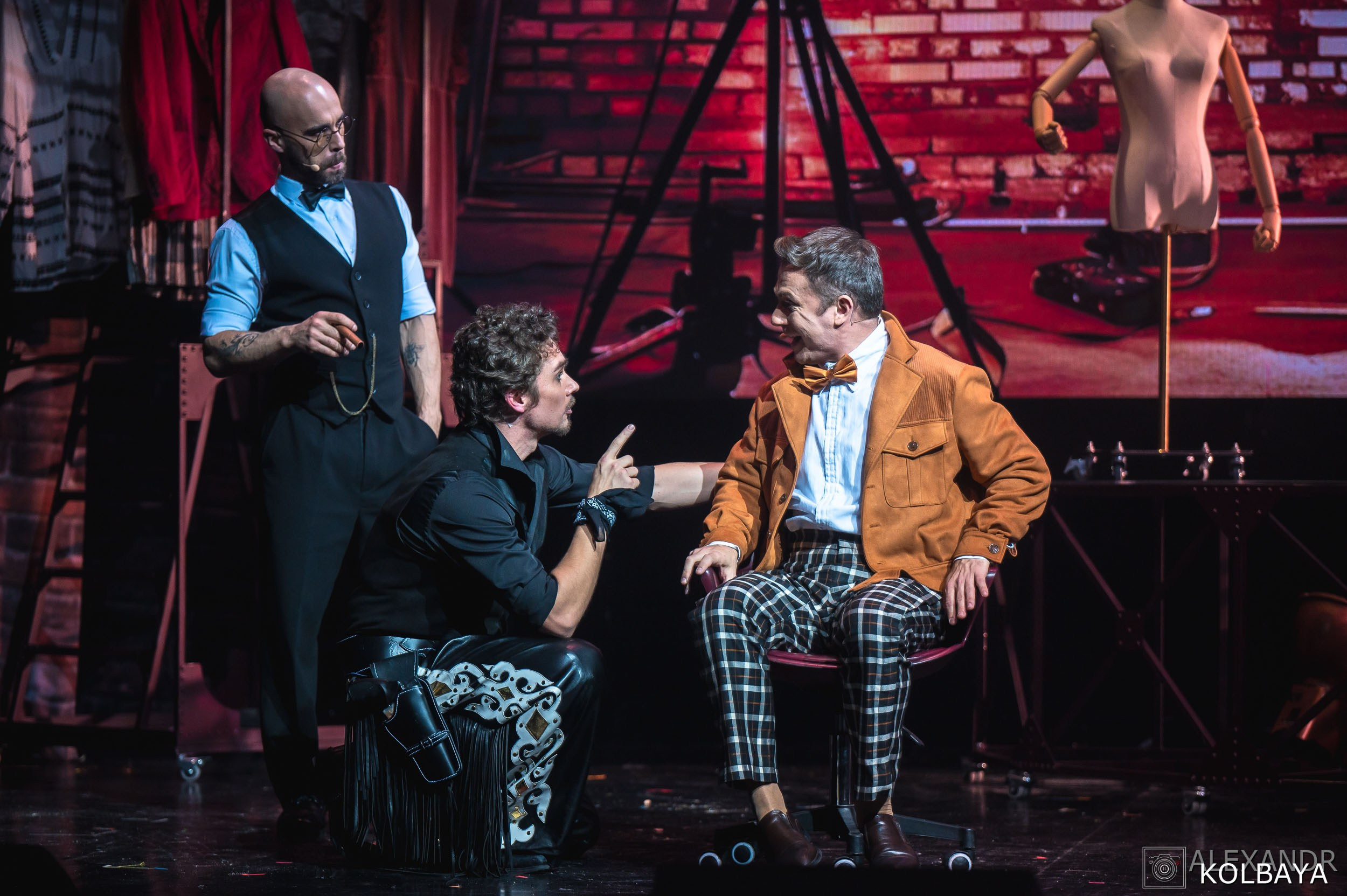 Фотографии со спектакля «Привет, я тетя Чарли». Концертный и театральный репортажный фотограф в Москве Александр Колбая