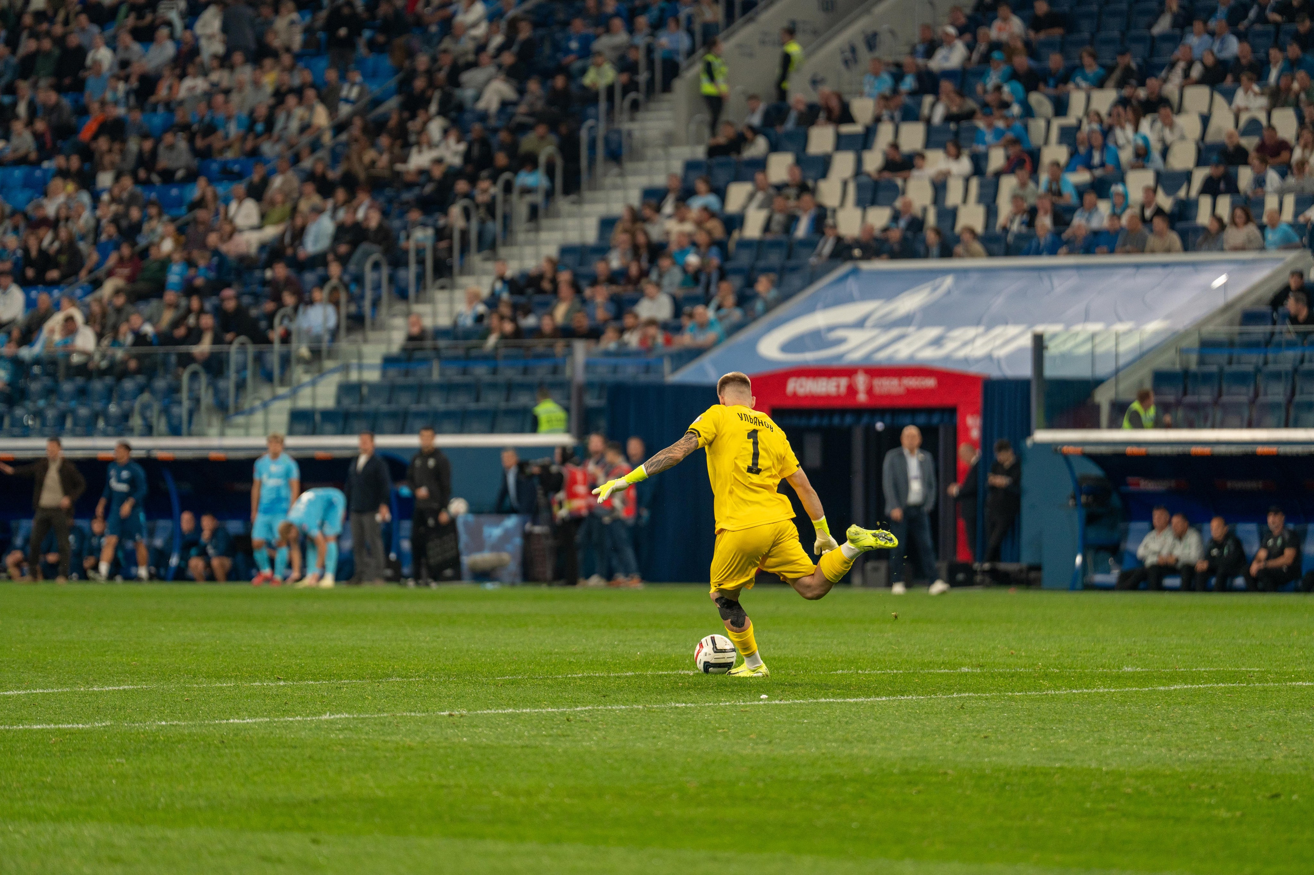 Вратарь Ахмата наносит удар на Газпром Арене