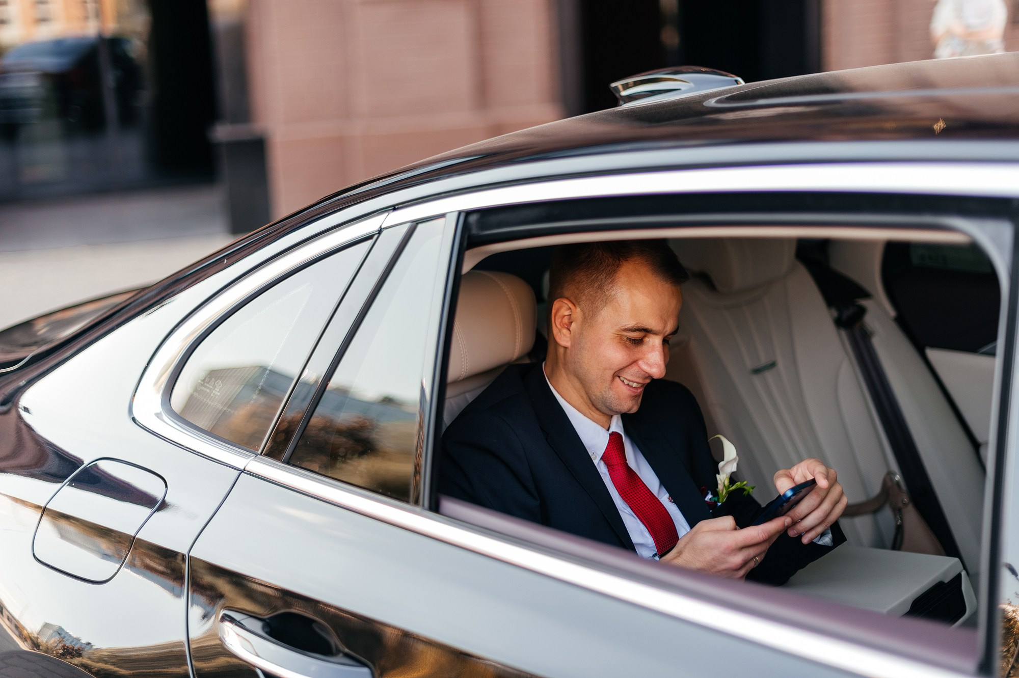 Жених сидит в дорогом автомобиле фотосессия Москва.
