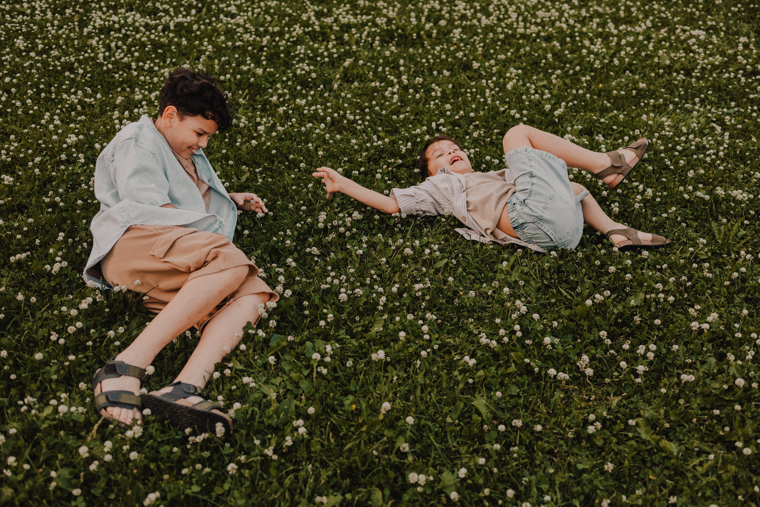 На лужайке. Семейный фотограф Москва