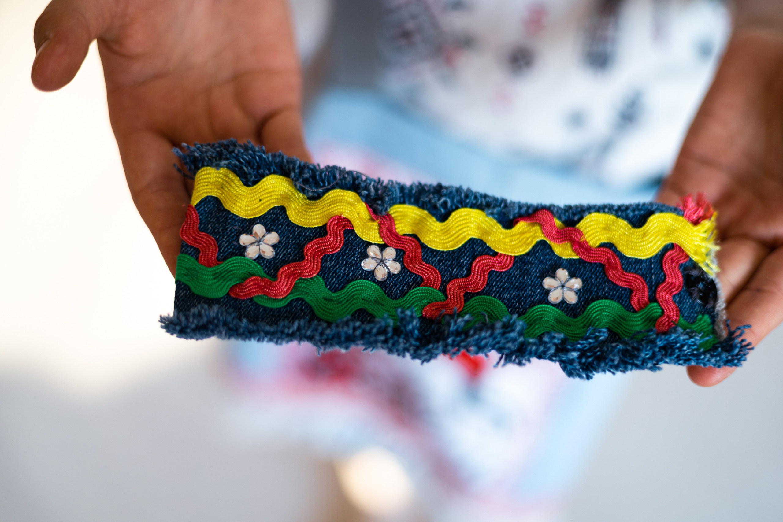 Браслеты из джинсы — мастер-класс по шитью для девочек. Владивосток. Школа для девочек во Владивостоке — Само Совершенство