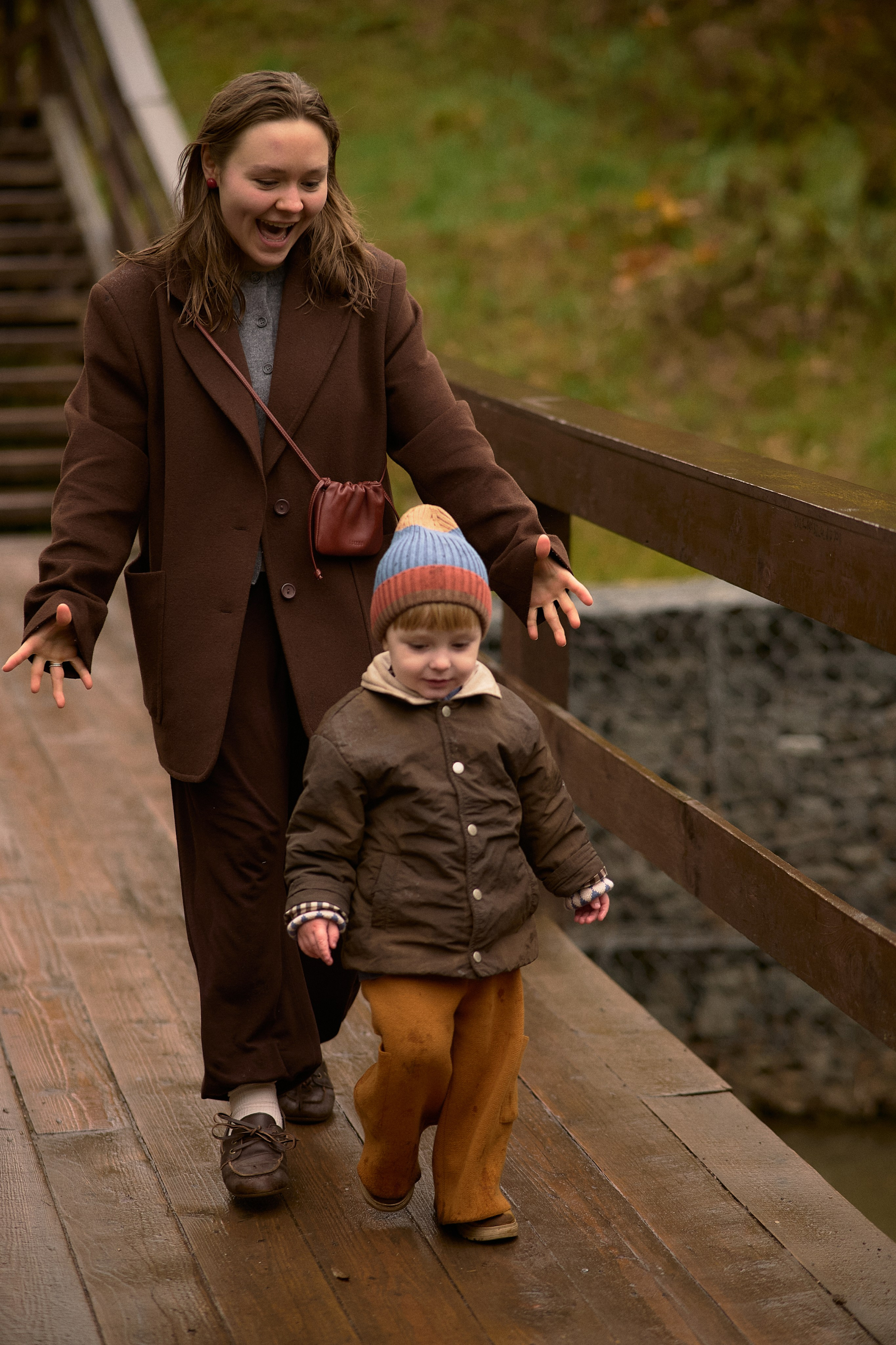 Света и Илюша под дождём. Семейный и свадебный lifestyle-фотограф в Москве Мария Петрова