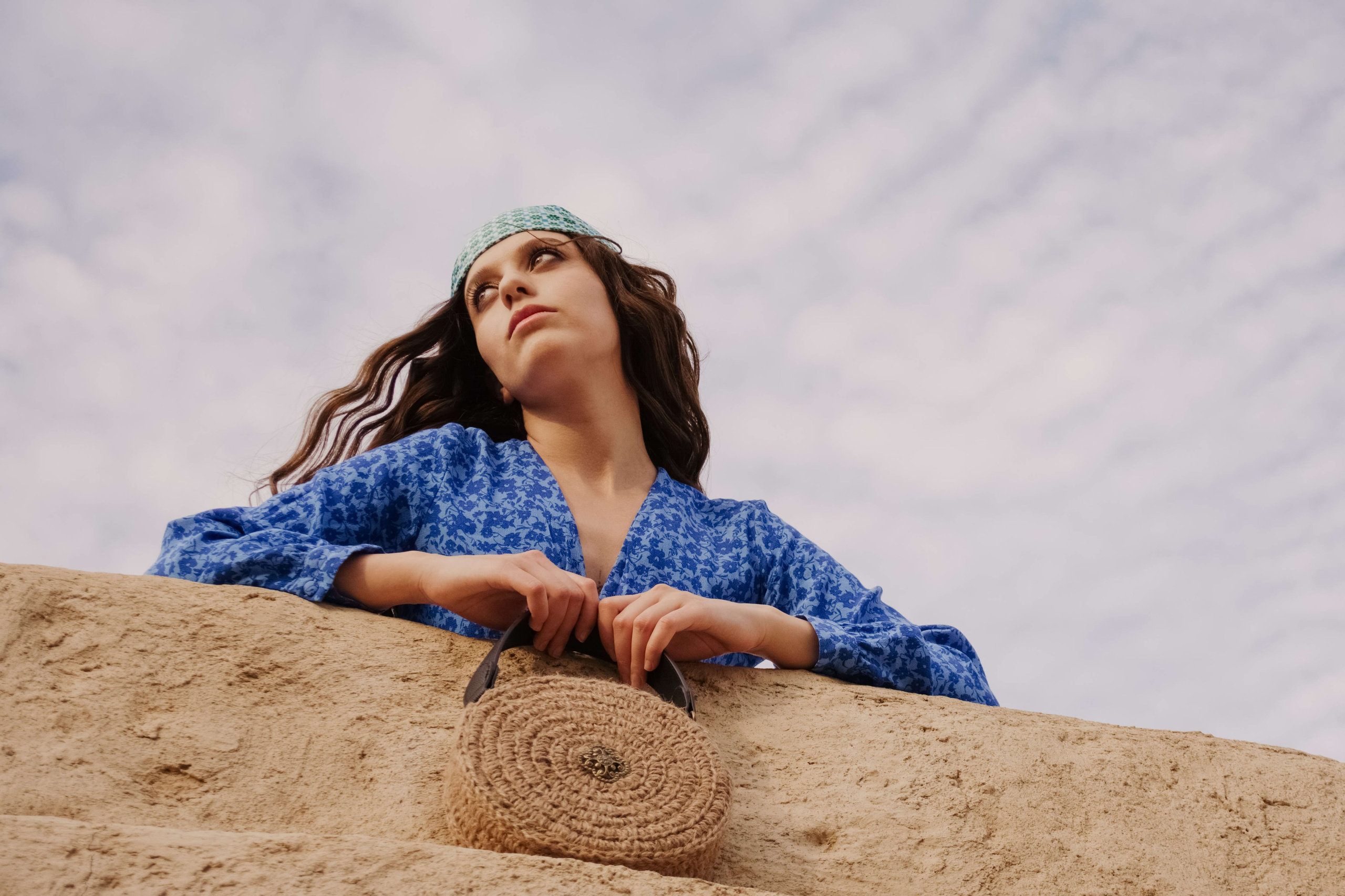 Съемка в декорациях старого города для бренда одежды. Портретный и свадебный фотограф в Тбилиси • xeniqo