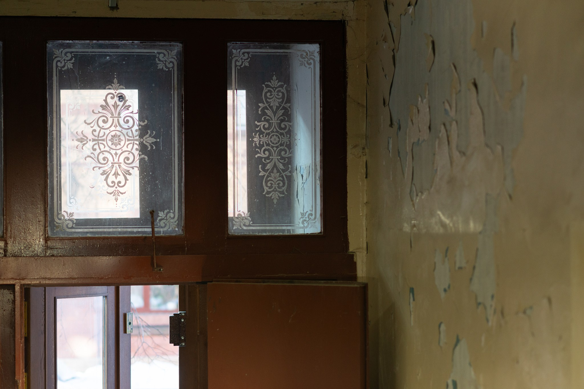 Фонд «Внимание». Расчистка росписей на Лахтинской 3. Репортажный фотограф в Санкт-Петербурге Анастасия Клёпова