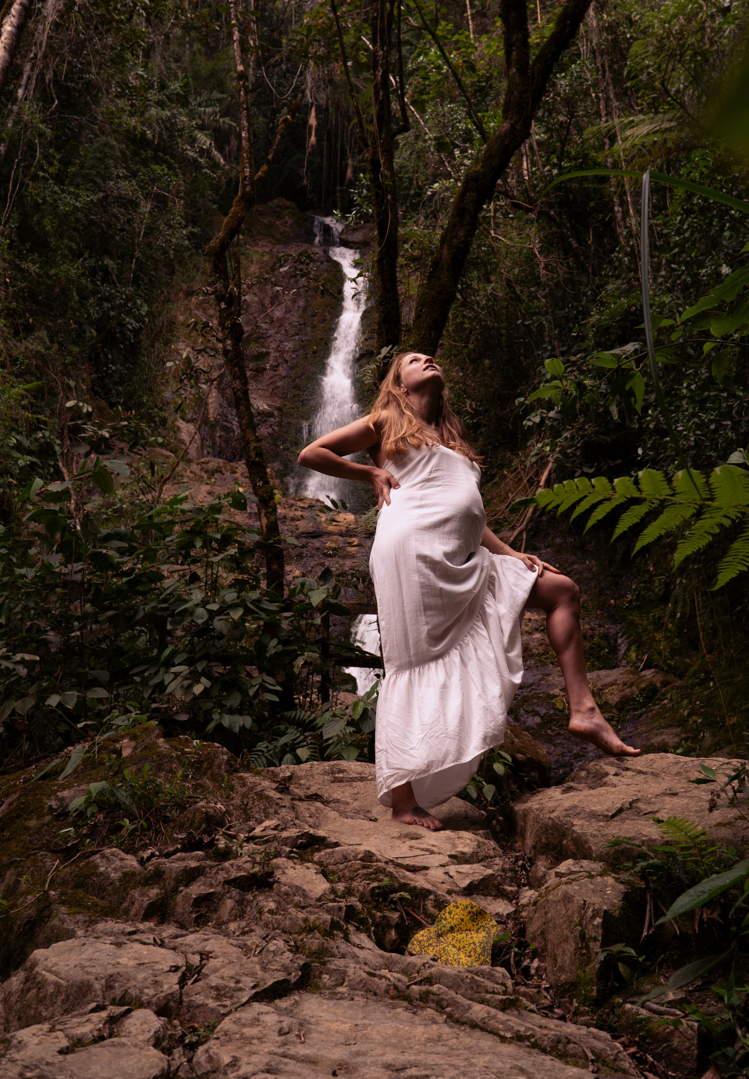 Olya y cascada / Olya and waterfall. Wedding Photographer in Barcelona and Medellin