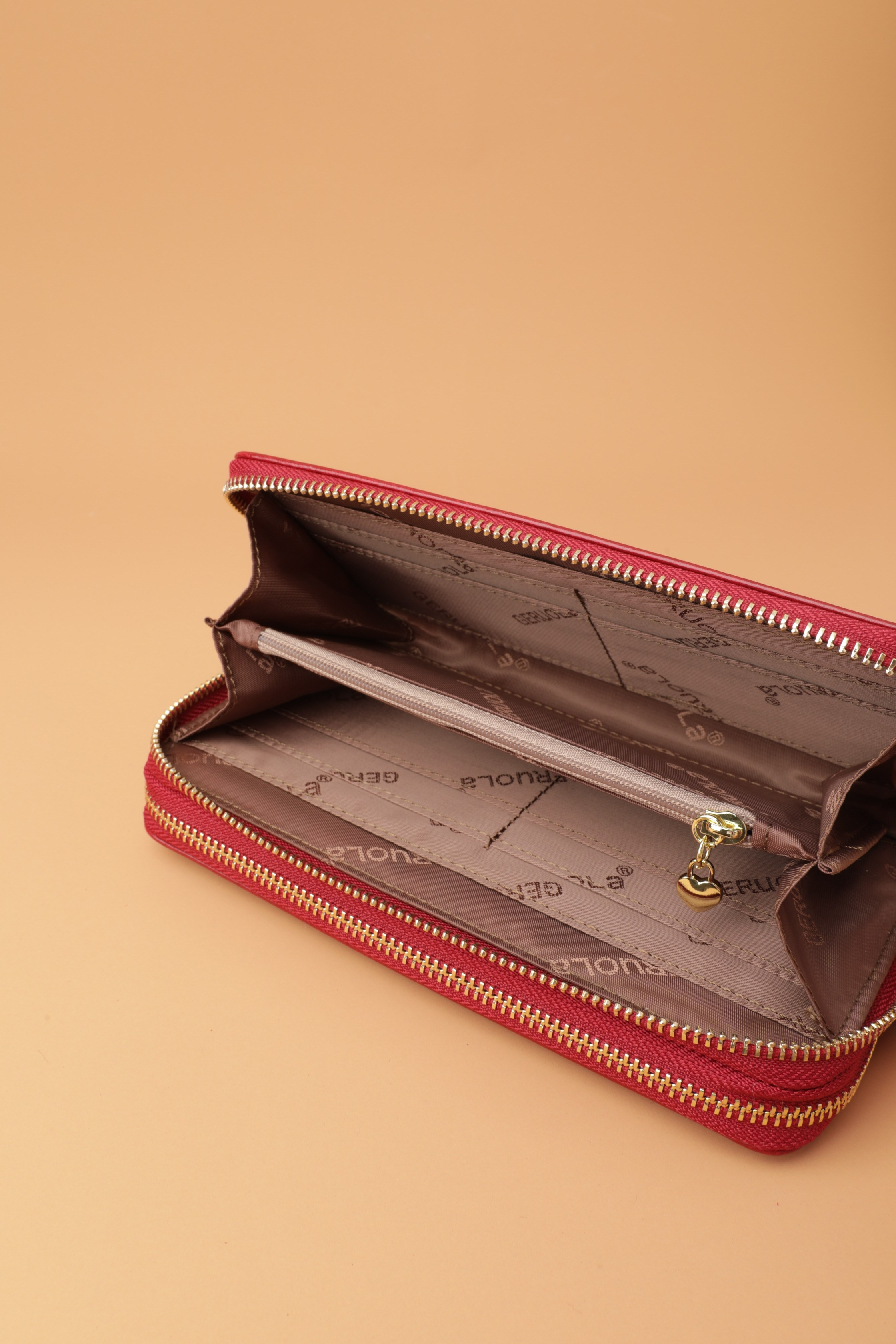 Кошелек женский. Фотостудия предметной и модельной съёмки для маркетплейсов