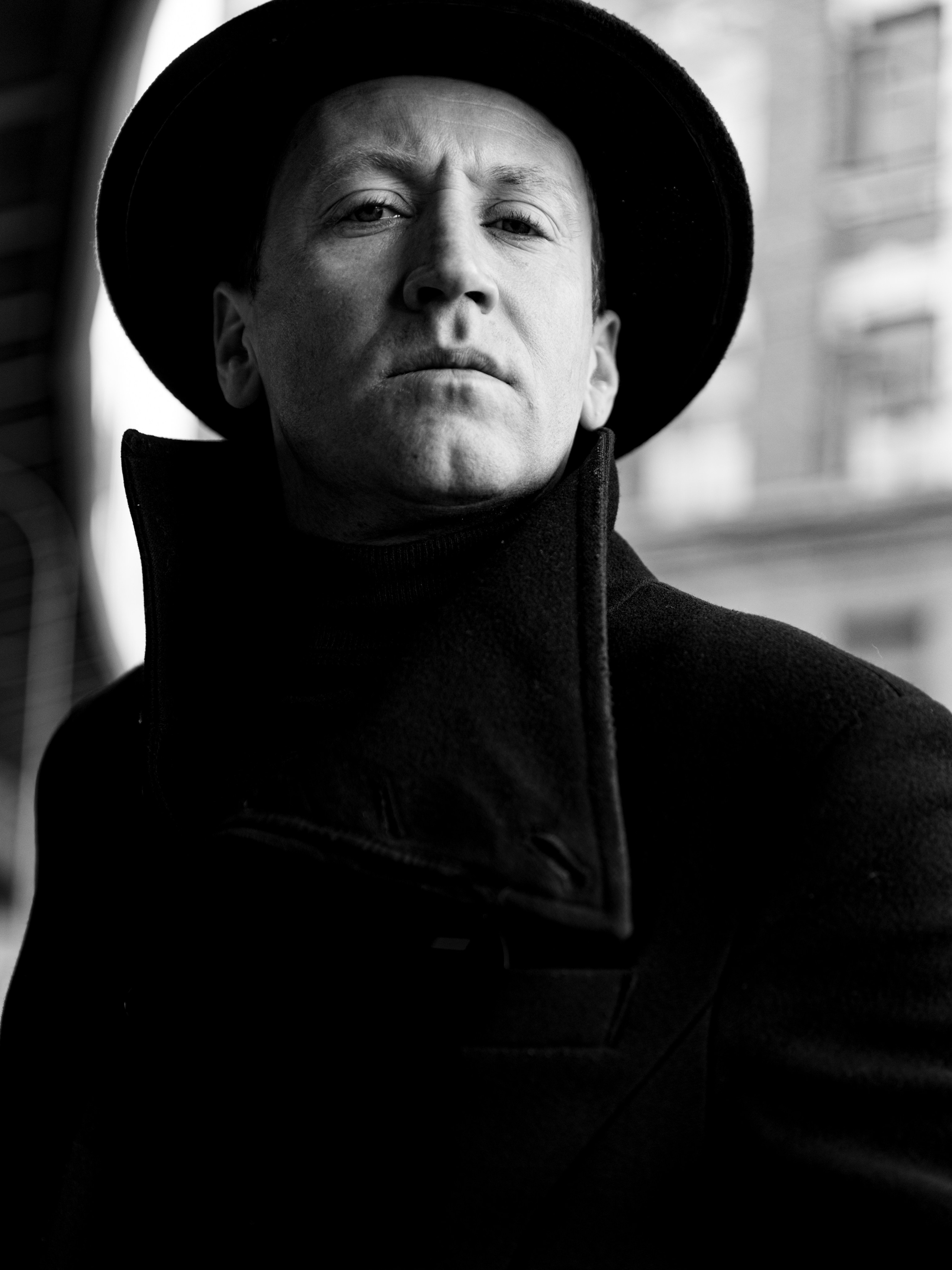 Черно-белый портрет мужчины в шляпе