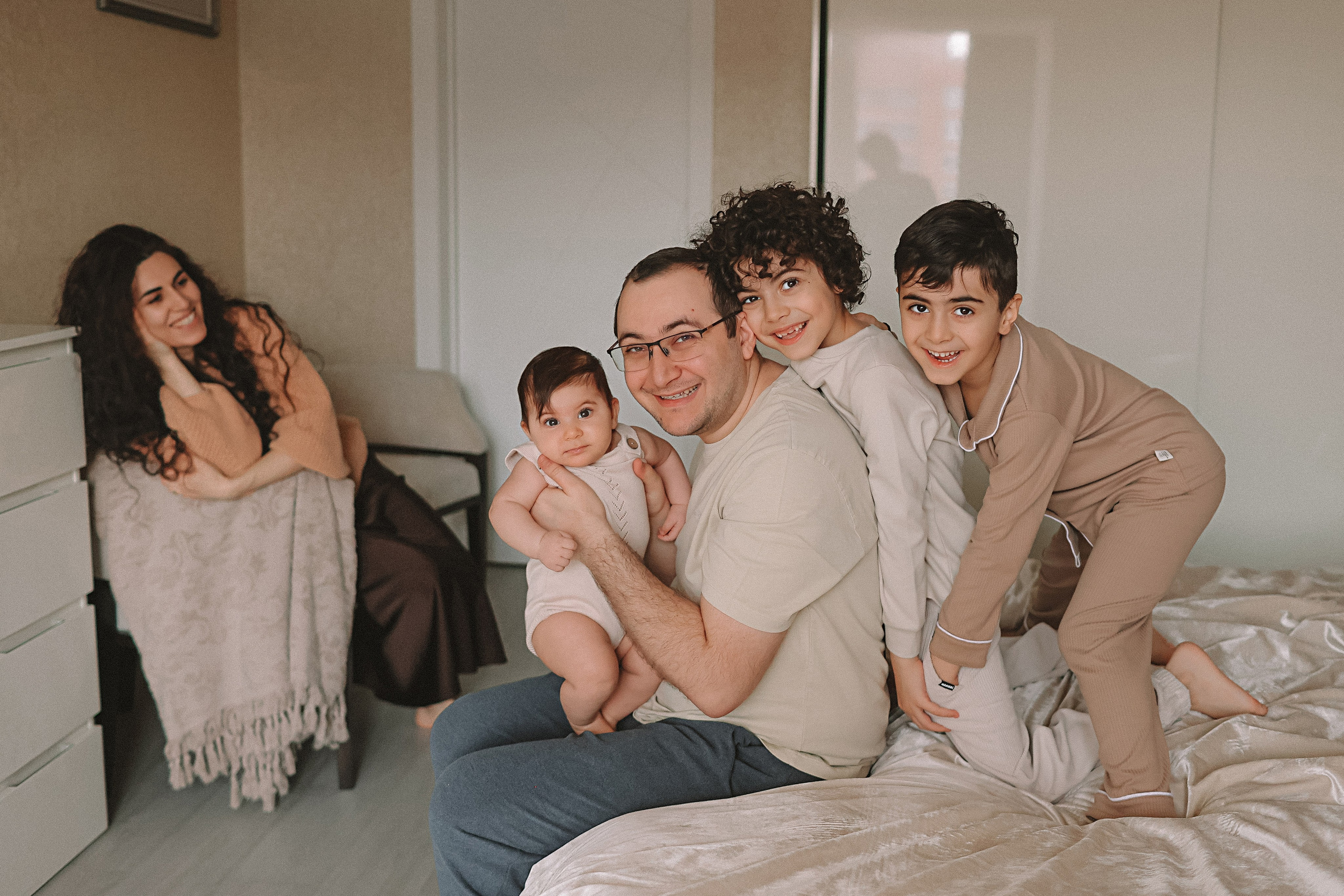 С малышкой. Семейный фотограф Тюмень, фотограф на роды Салмина Мария