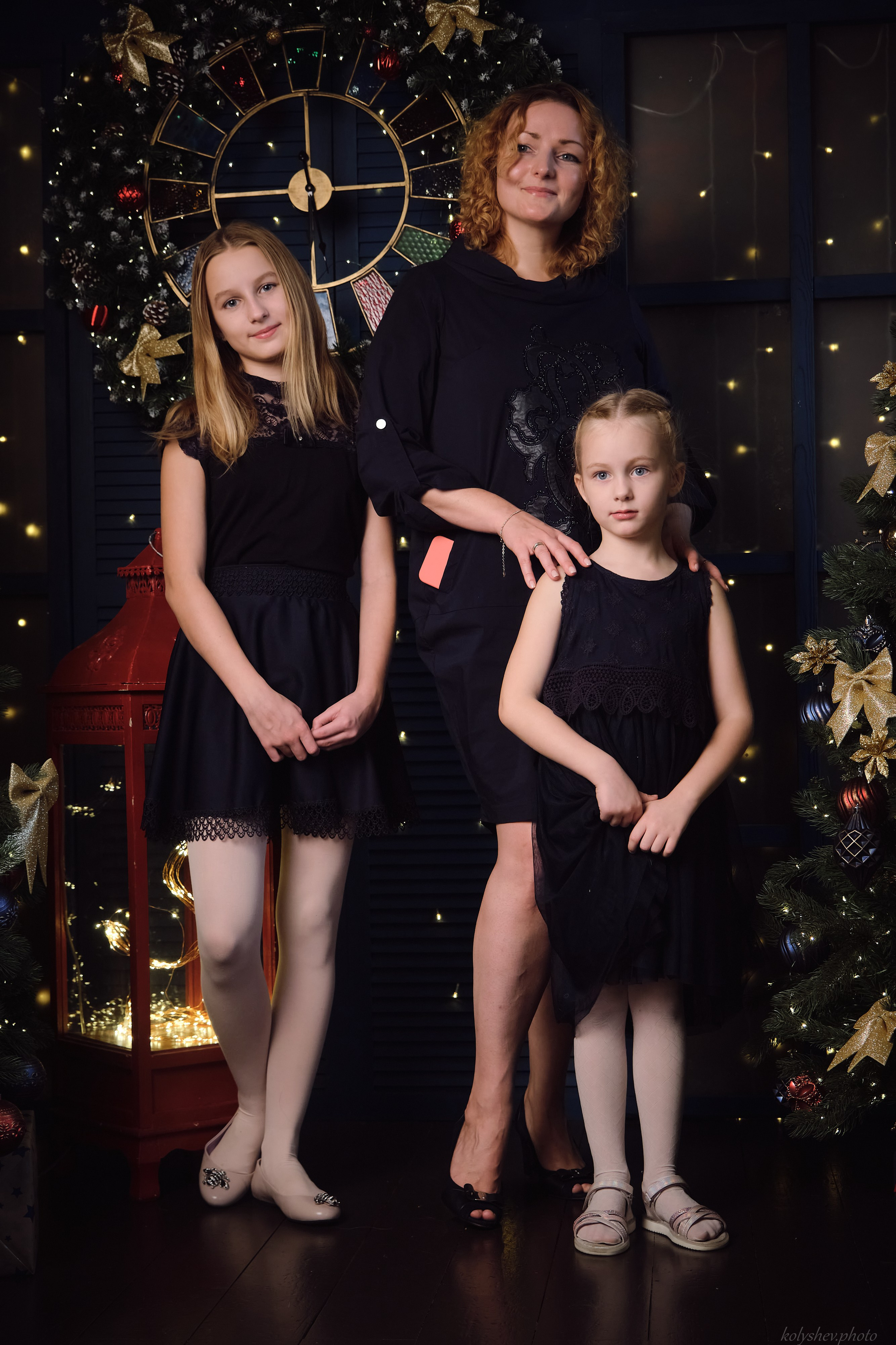 Семейная фотосессия мамы и дочек в студии в Москве фотограф Колышева Виктория. Портретный фотограф на новый год в Москве Виктория Колышева