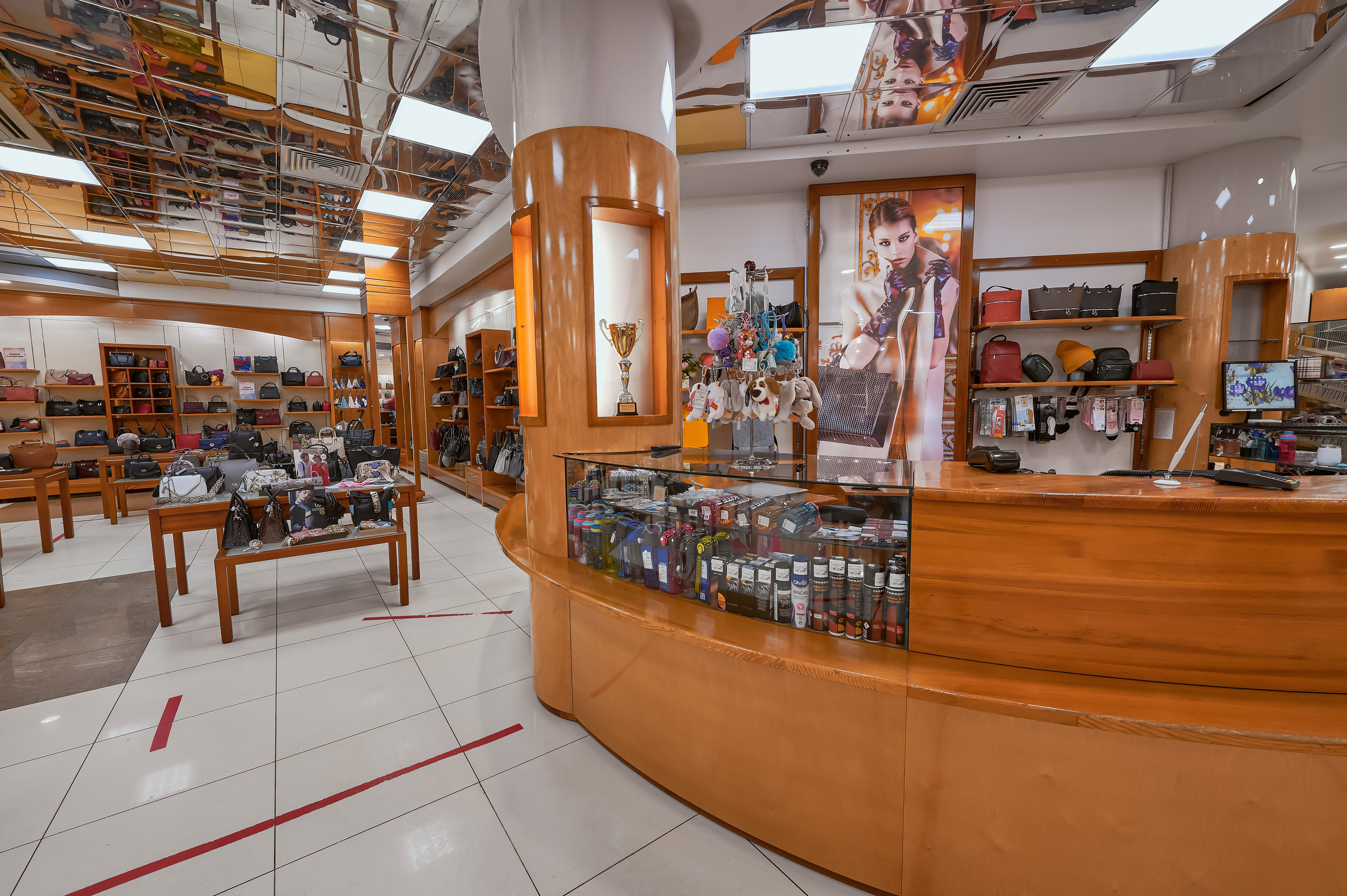 Портфолио по интерьерной и экстерьерной фотосъёмки: Мир Сумок — Правый берег. Фотограф Яковлев Роман — Красноярск