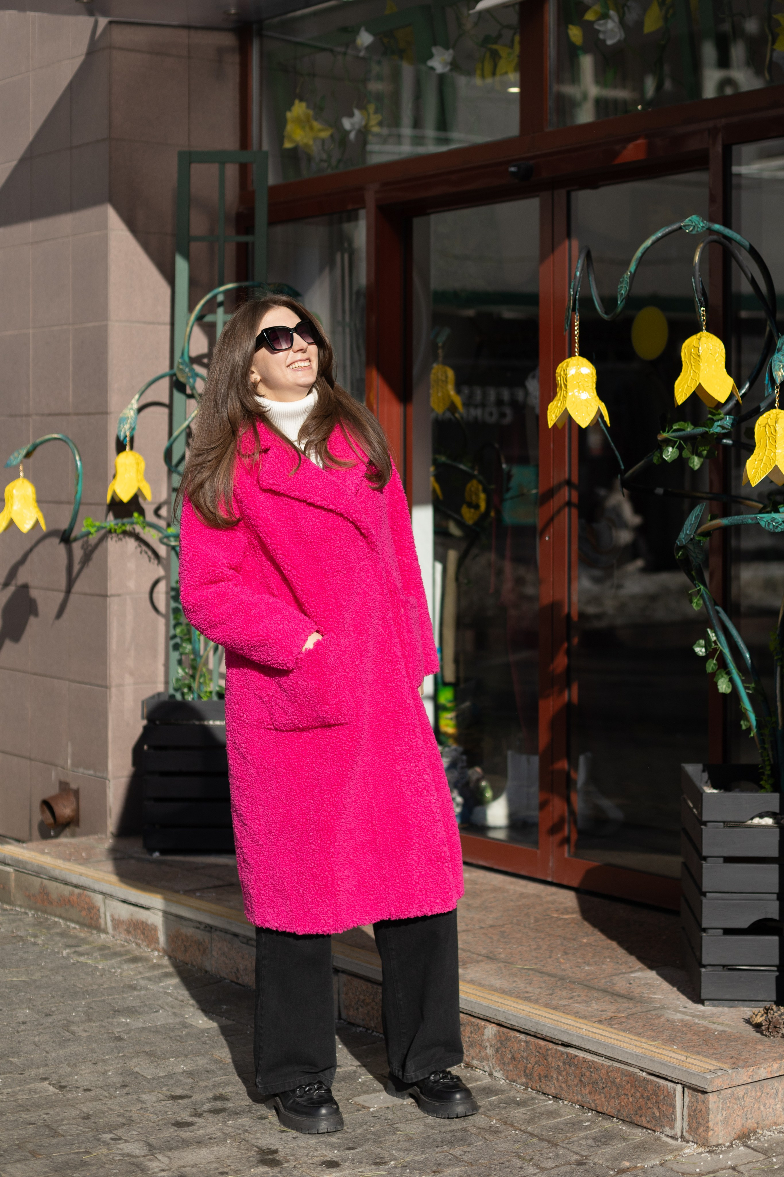 Фотография девушки в солнечных очках, девушка в розовой шубе