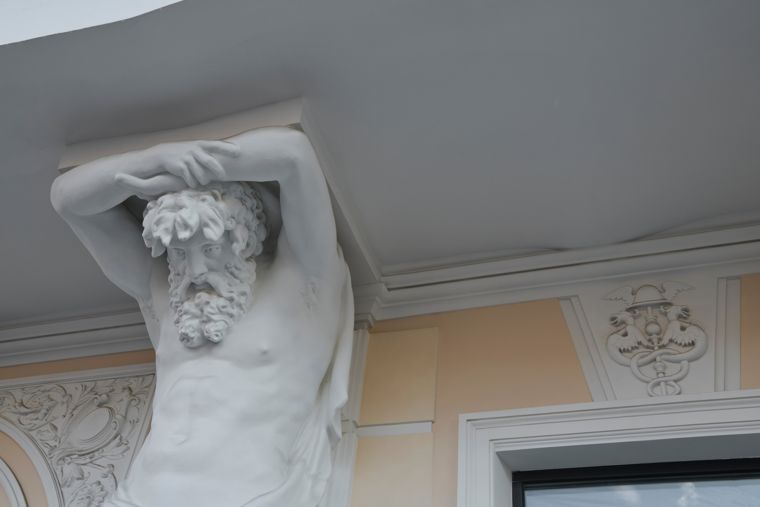 Дом с Атлантами. Фотограф для дизайнеров, застройщиков и бизнеса — интерьеры и архитектура — Свободный Роман в Москве и по России