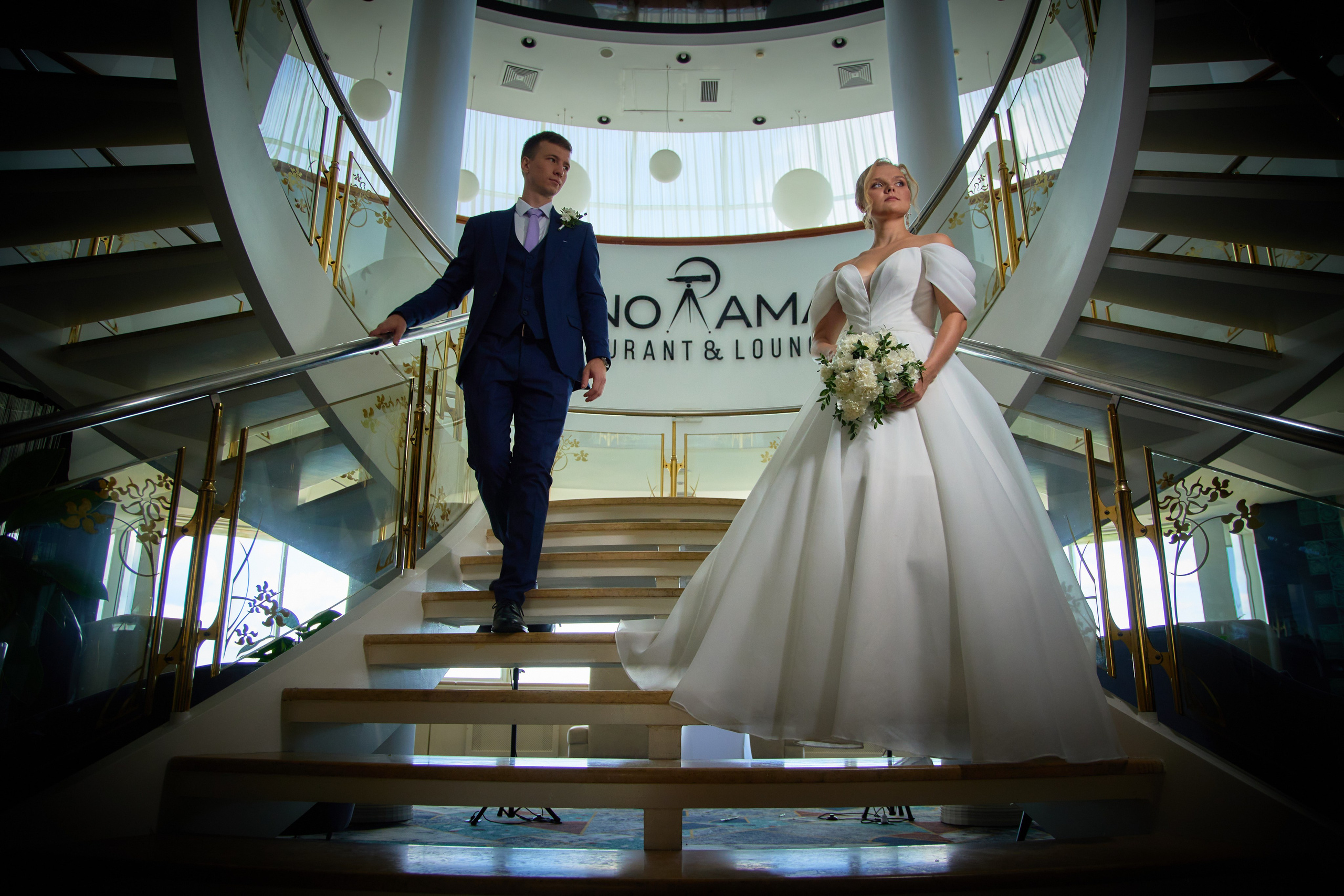 свадебная фотография на большой лестнице 