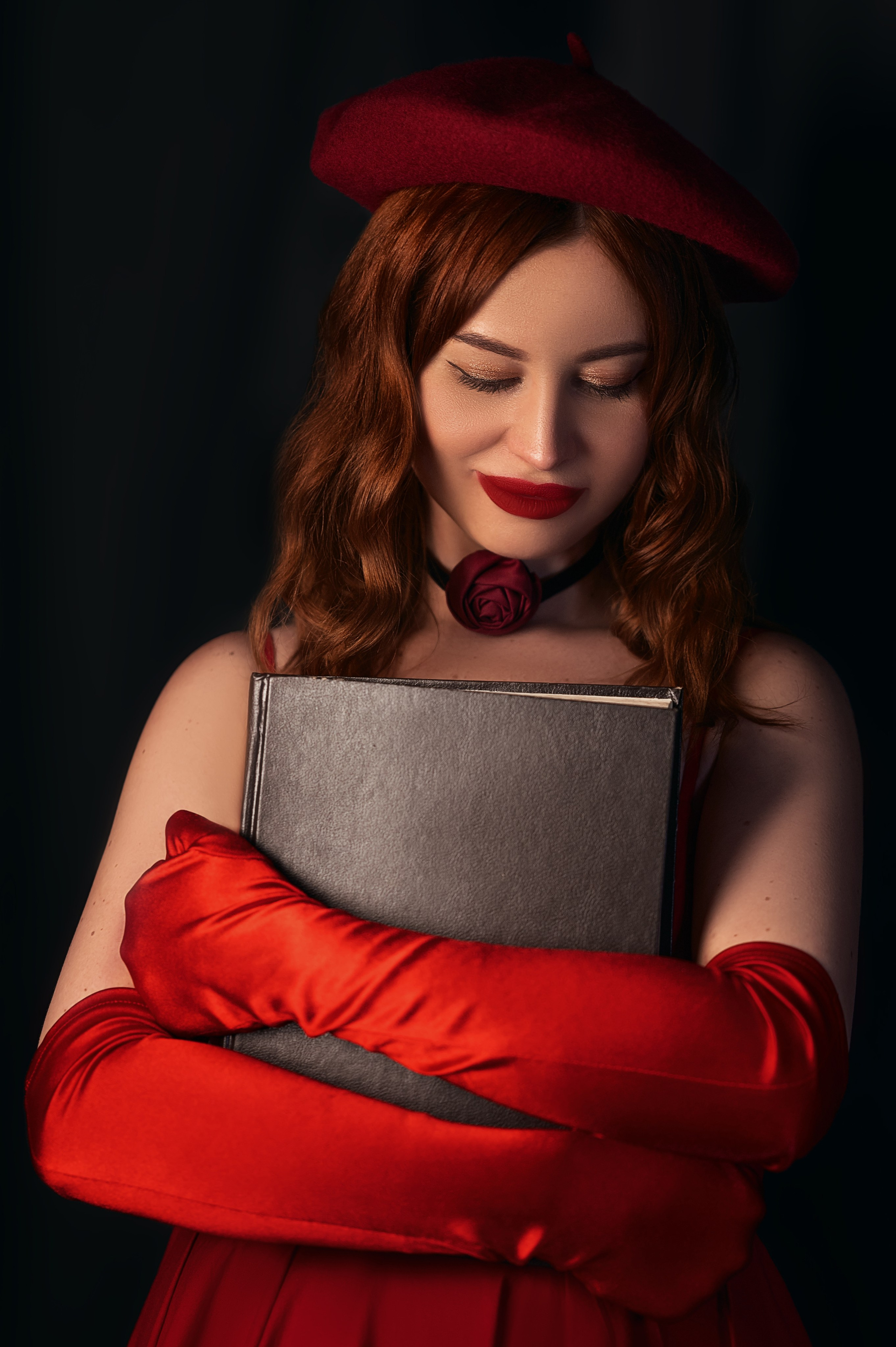 Фотосессия от Елизаветы Жуйковой: модель в красном платье и берете. Студия, утончённый художественный замысел.