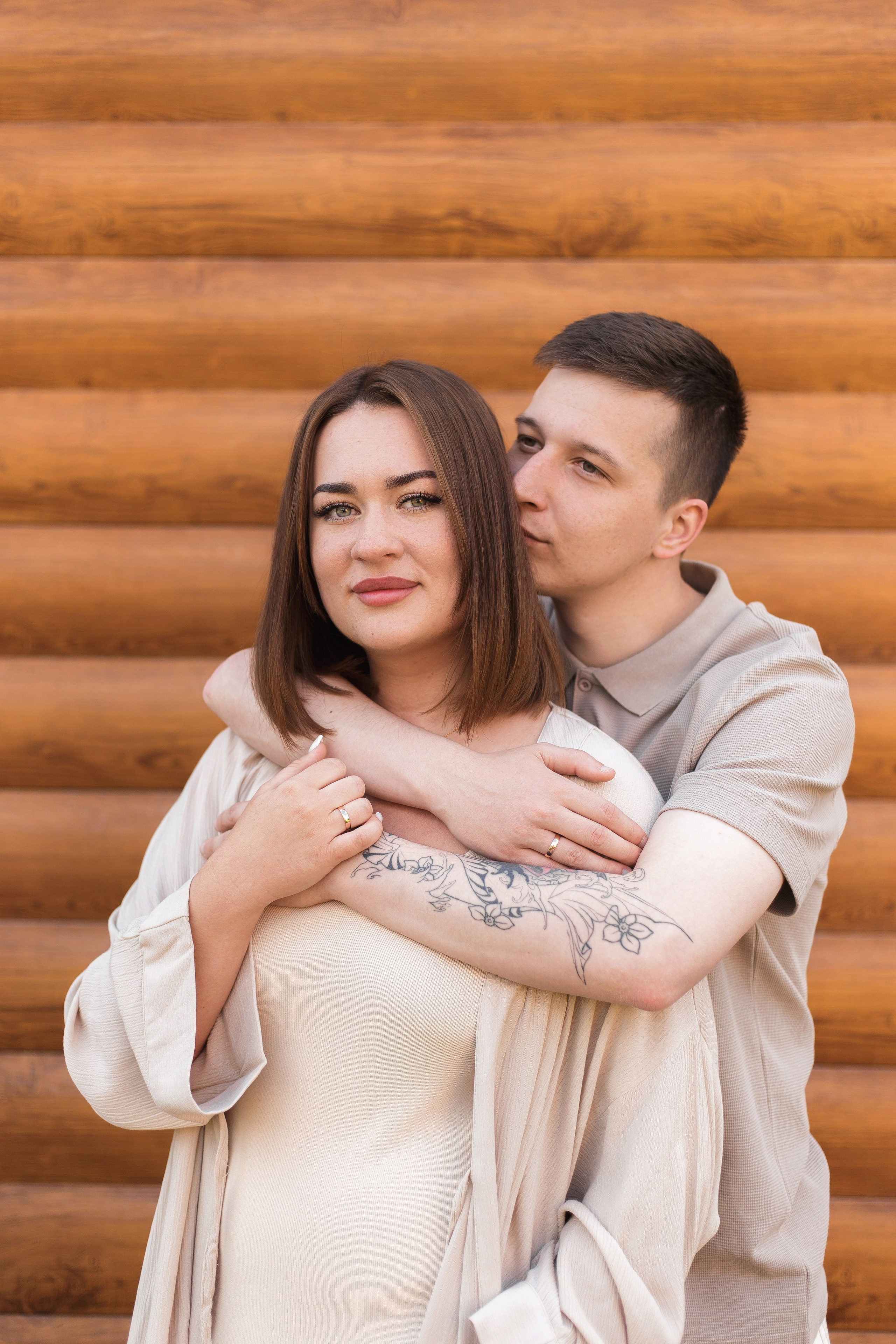 фото пары на фоне дома