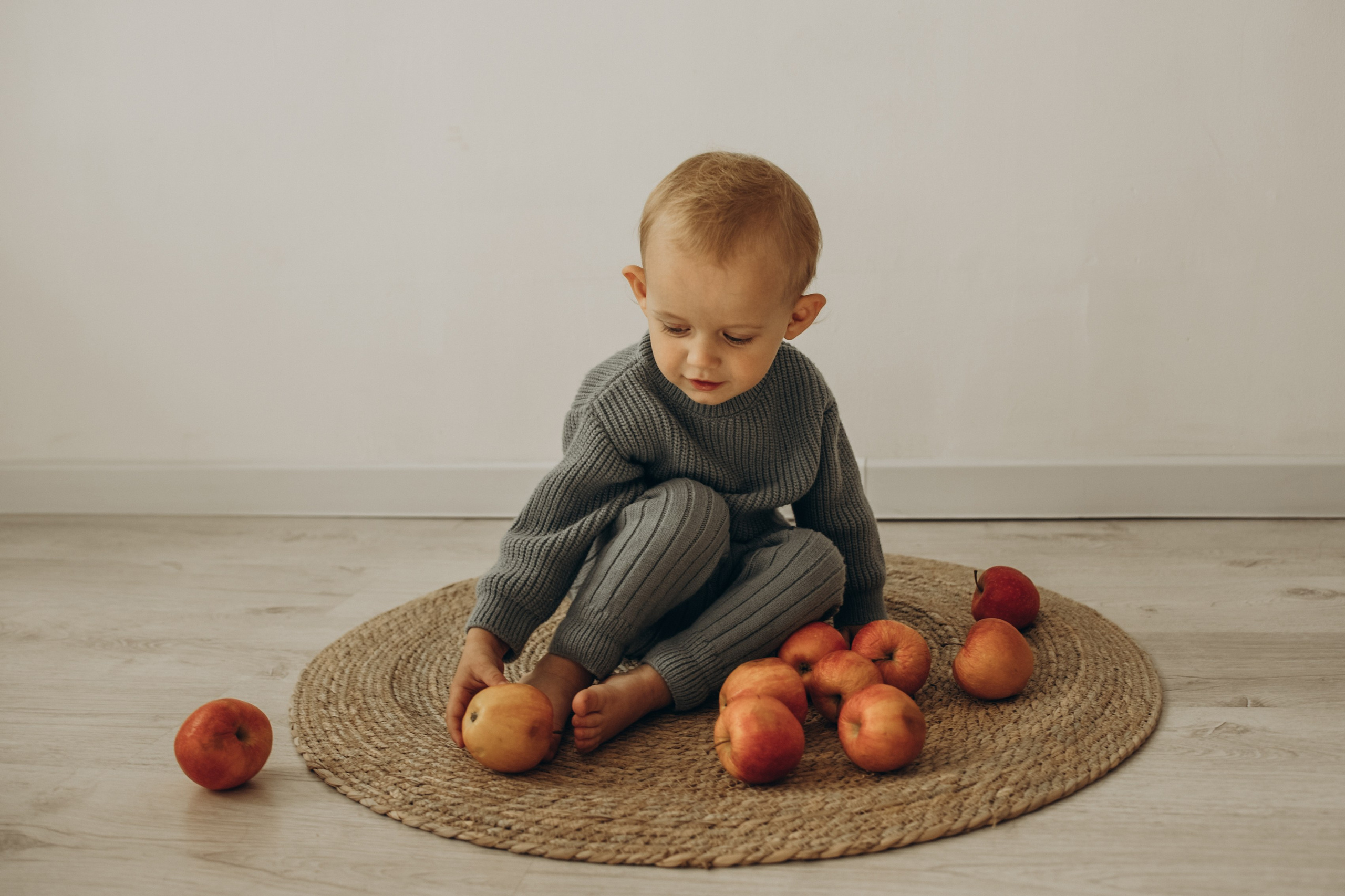 Ярослав и яблоки. Гаврилова Настя семейный фотограф lifestyle в Москве