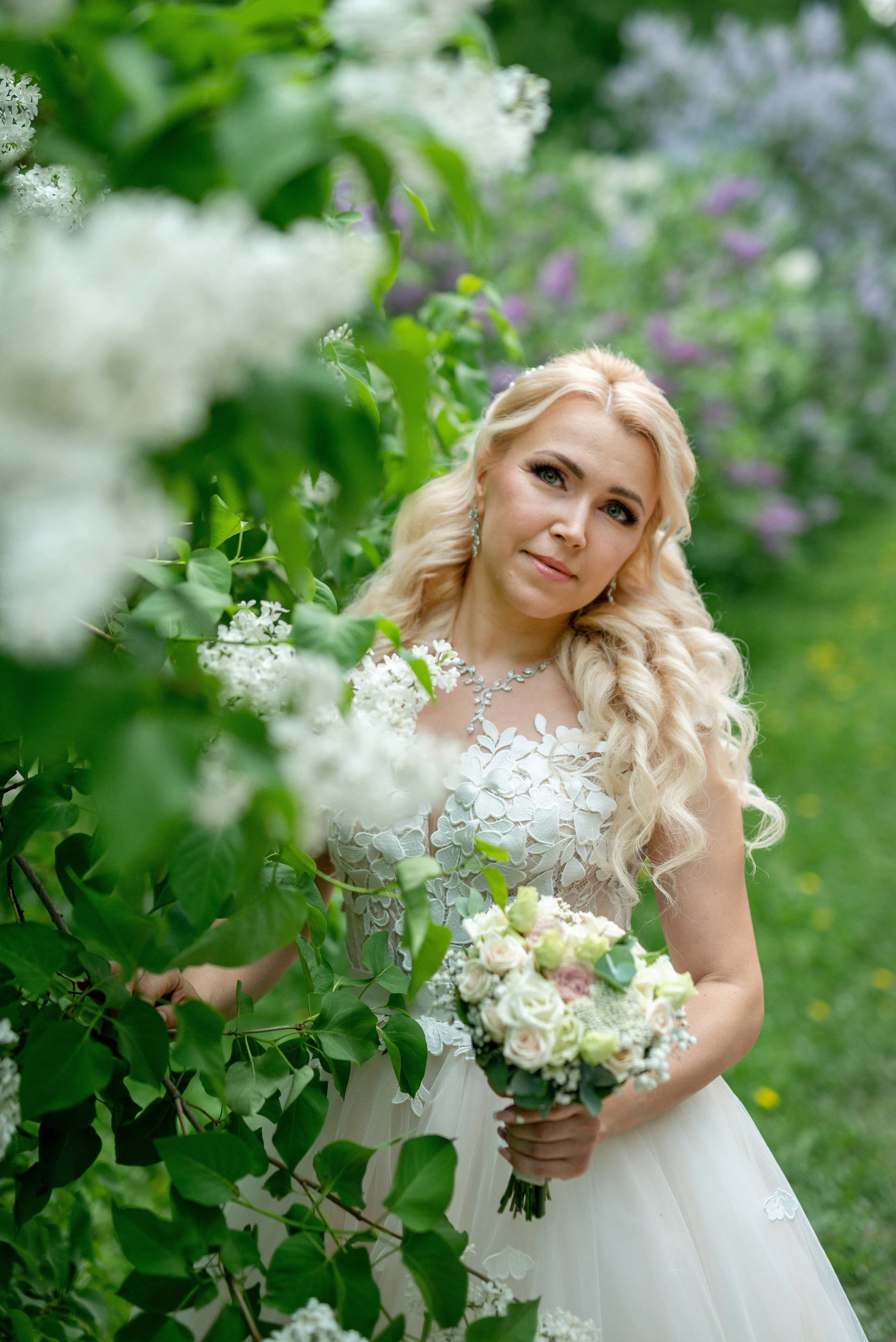 Евгения (фотосессия с малиновым chevrolet camaro, в сирени в Пушкине в Екатерининском парке). Портретный, семейный и свадебный фотограф в Санкт-Петербурге и в Пушкине Ширяев Денис