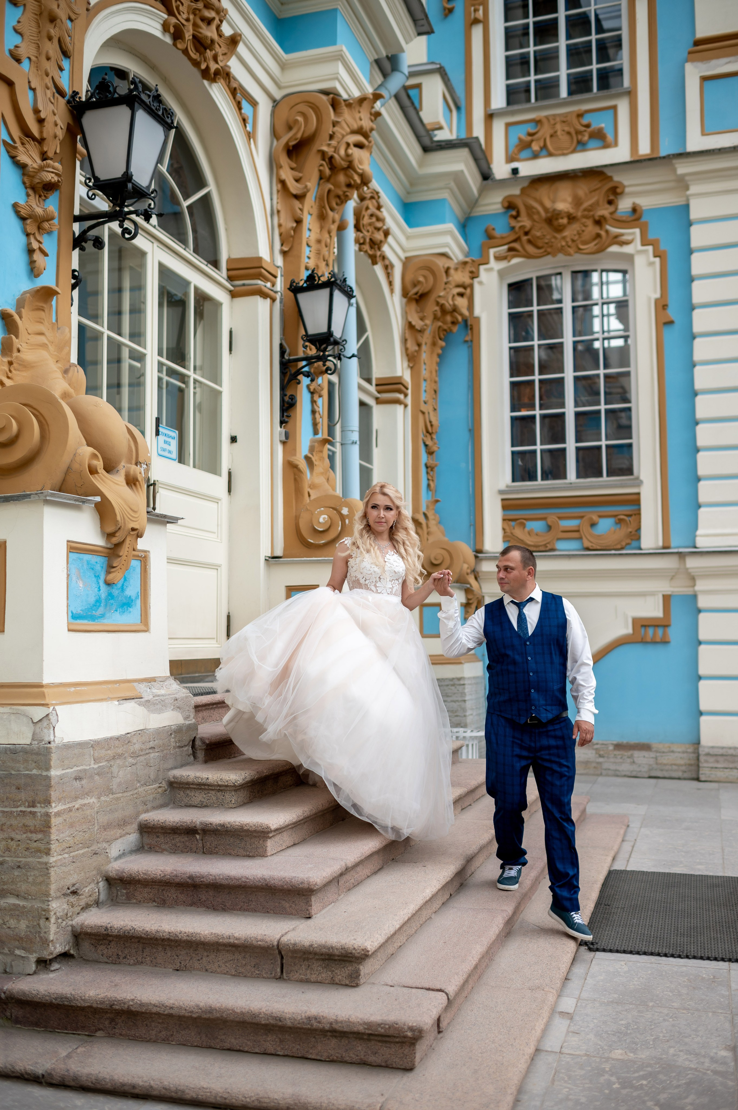 Евгения (фотосессия с малиновым chevrolet camaro, в сирени в Пушкине в Екатерининском парке). Портретный, семейный и свадебный фотограф в Санкт-Петербурге и в Пушкине Ширяев Денис