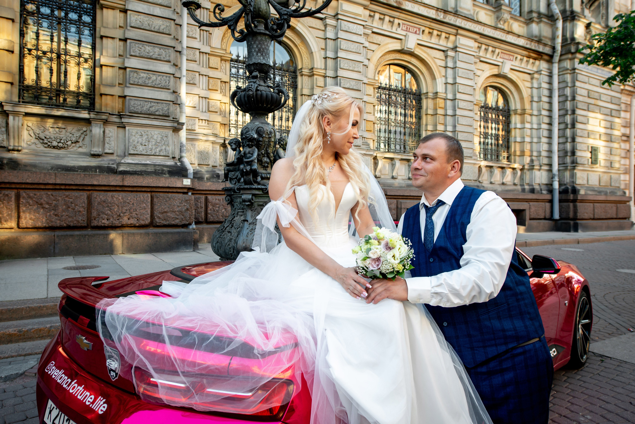 Евгения (фотосессия с малиновым chevrolet camaro, в сирени в Пушкине в Екатерининском парке). Портретный, семейный и свадебный фотограф в Санкт-Петербурге и в Пушкине Ширяев Денис