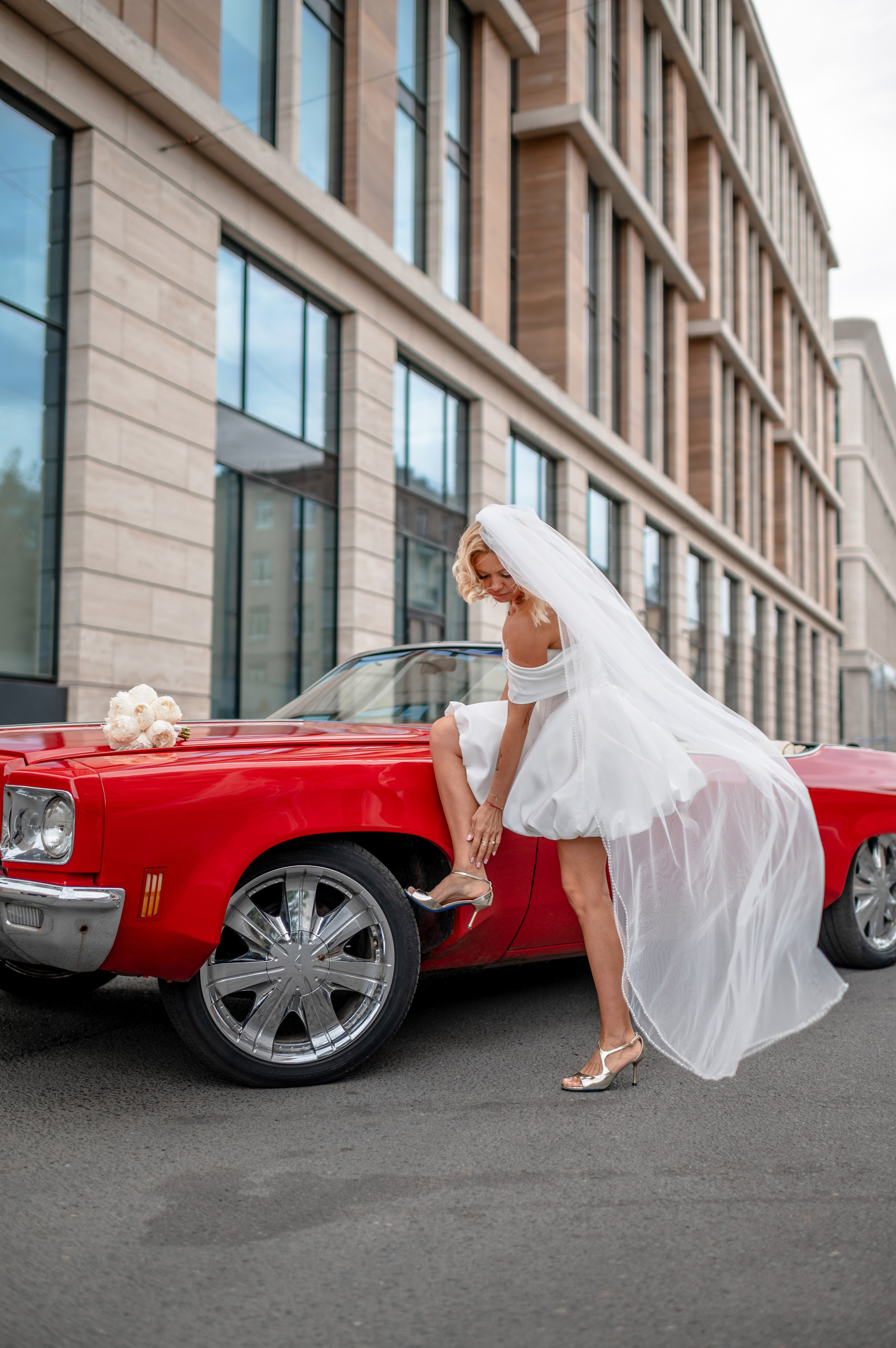 Юлия и Павел (сборы невесты, Невская ратуша, красный Buick, прогулка по рекам на катере). Портретный, семейный и свадебный фотограф в Санкт-Петербурге и в Пушкине Ширяев Денис