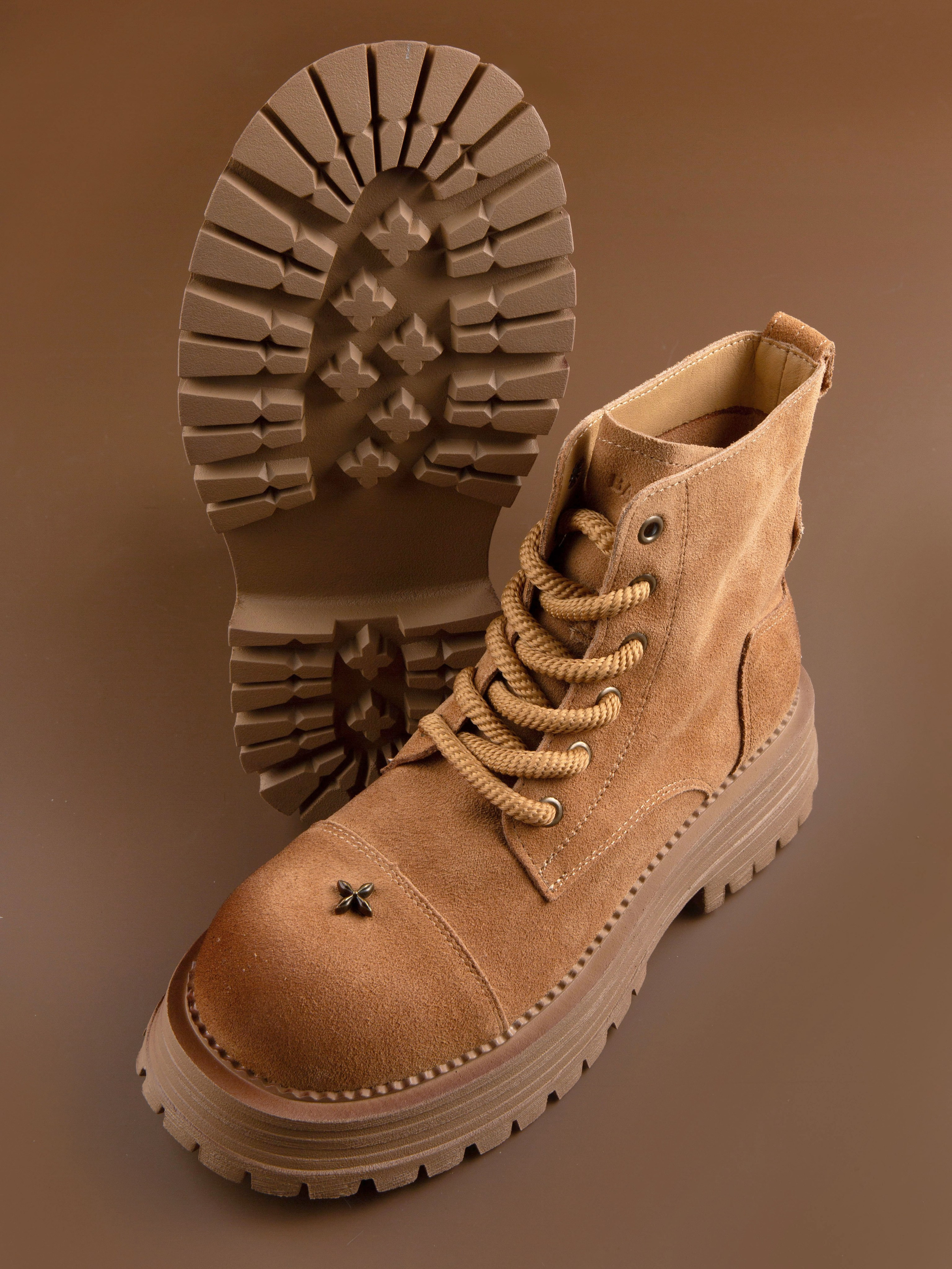 Обувь на цветных фонах. Фотограф Мария Кольцова