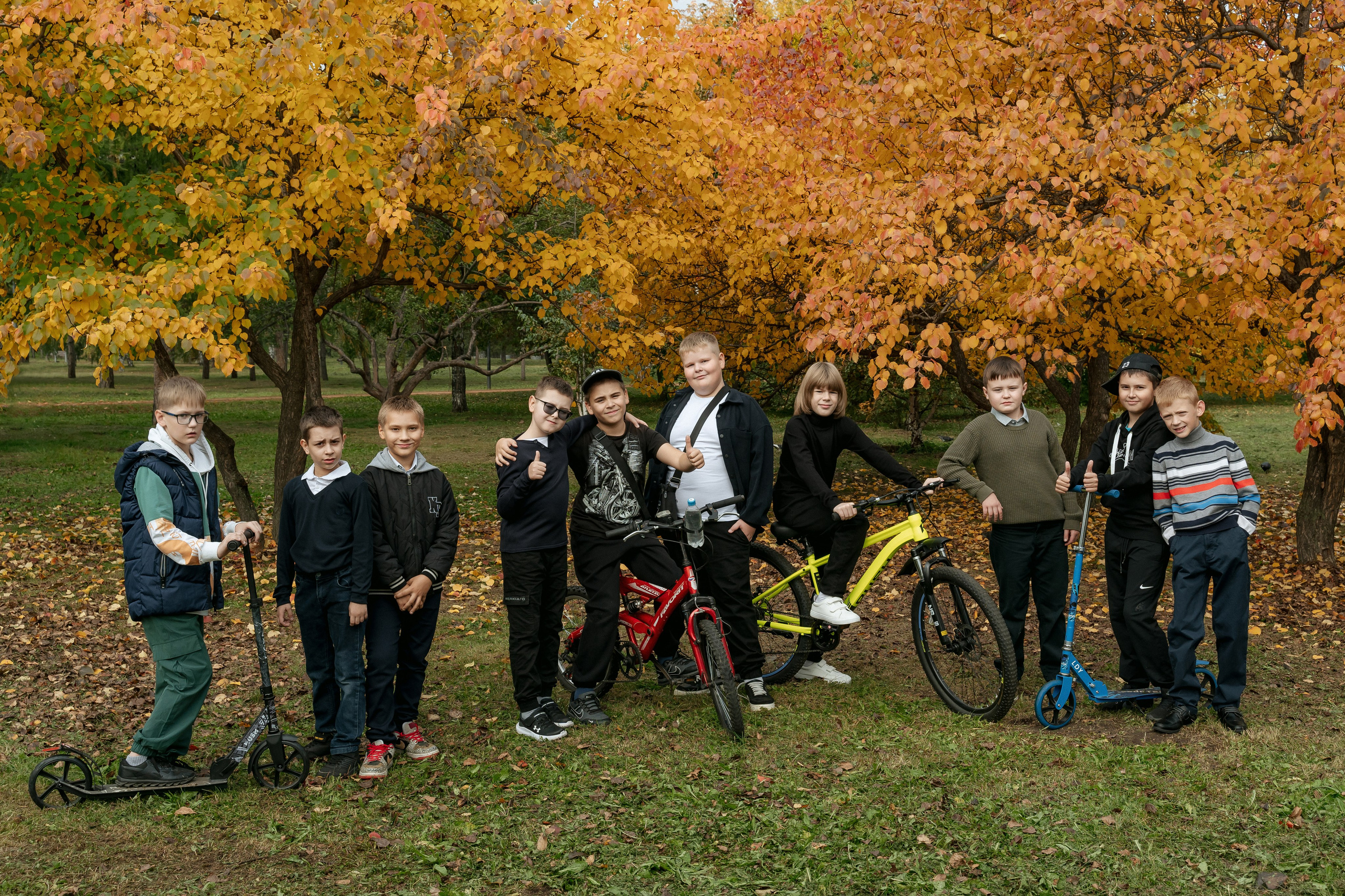 Фотосессия осенью в парке. 4 класс. Фотограф Ким Наталья в Красноярске