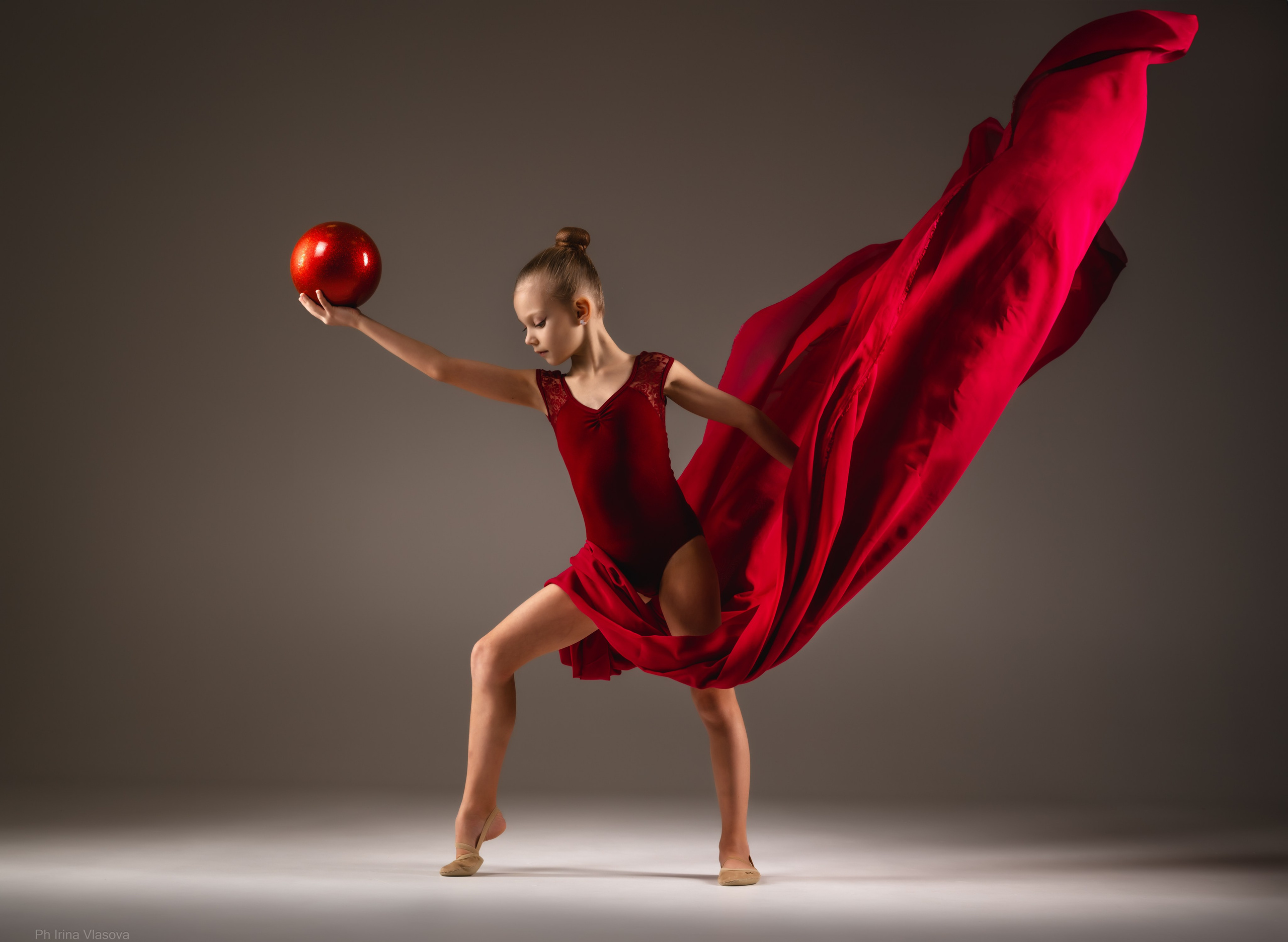 красивая фотосесия для гимнастки с летящими тканями