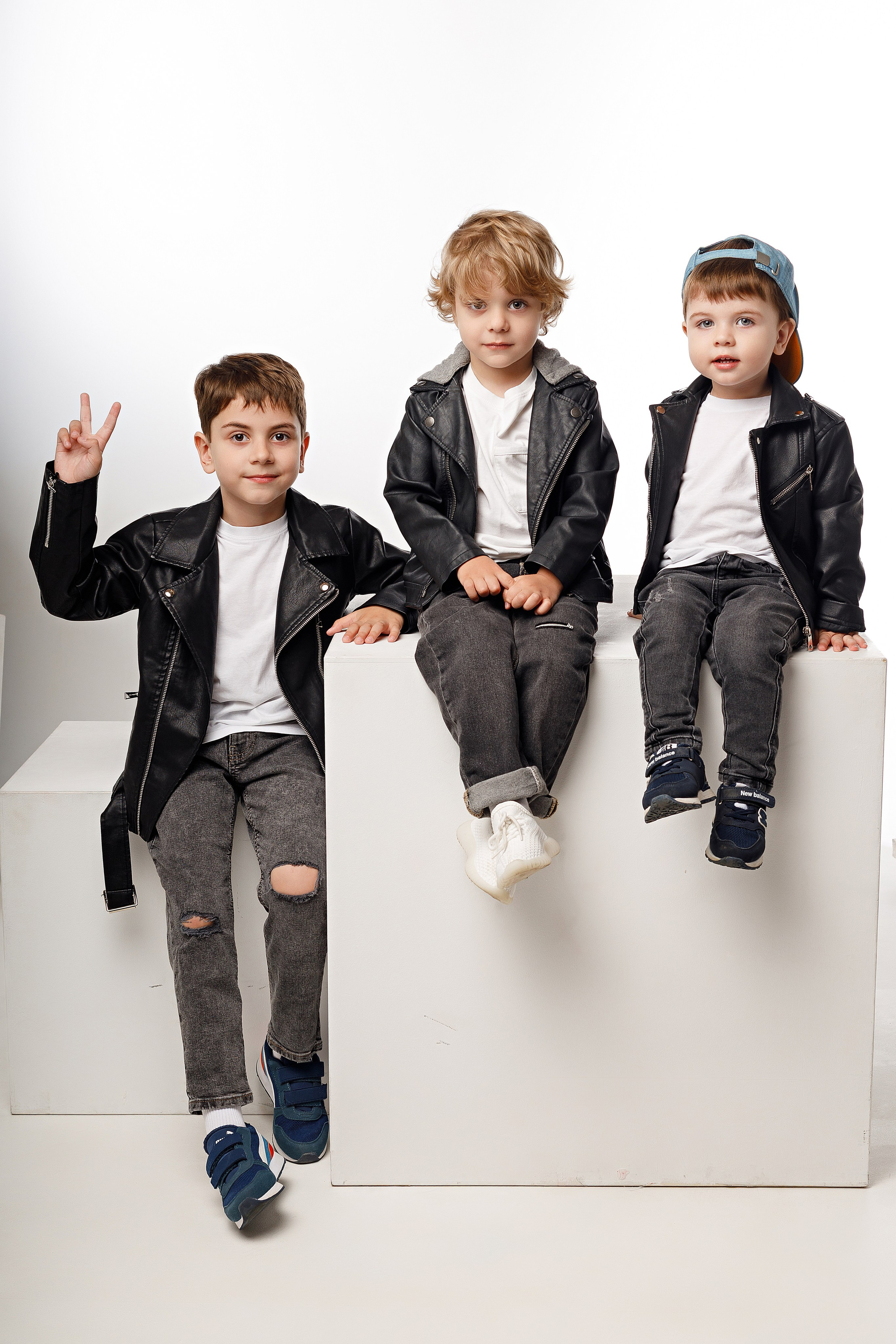 Фотосессия братьев в Сочи от детского фотографа. Детский студийный фотограф Сочи
