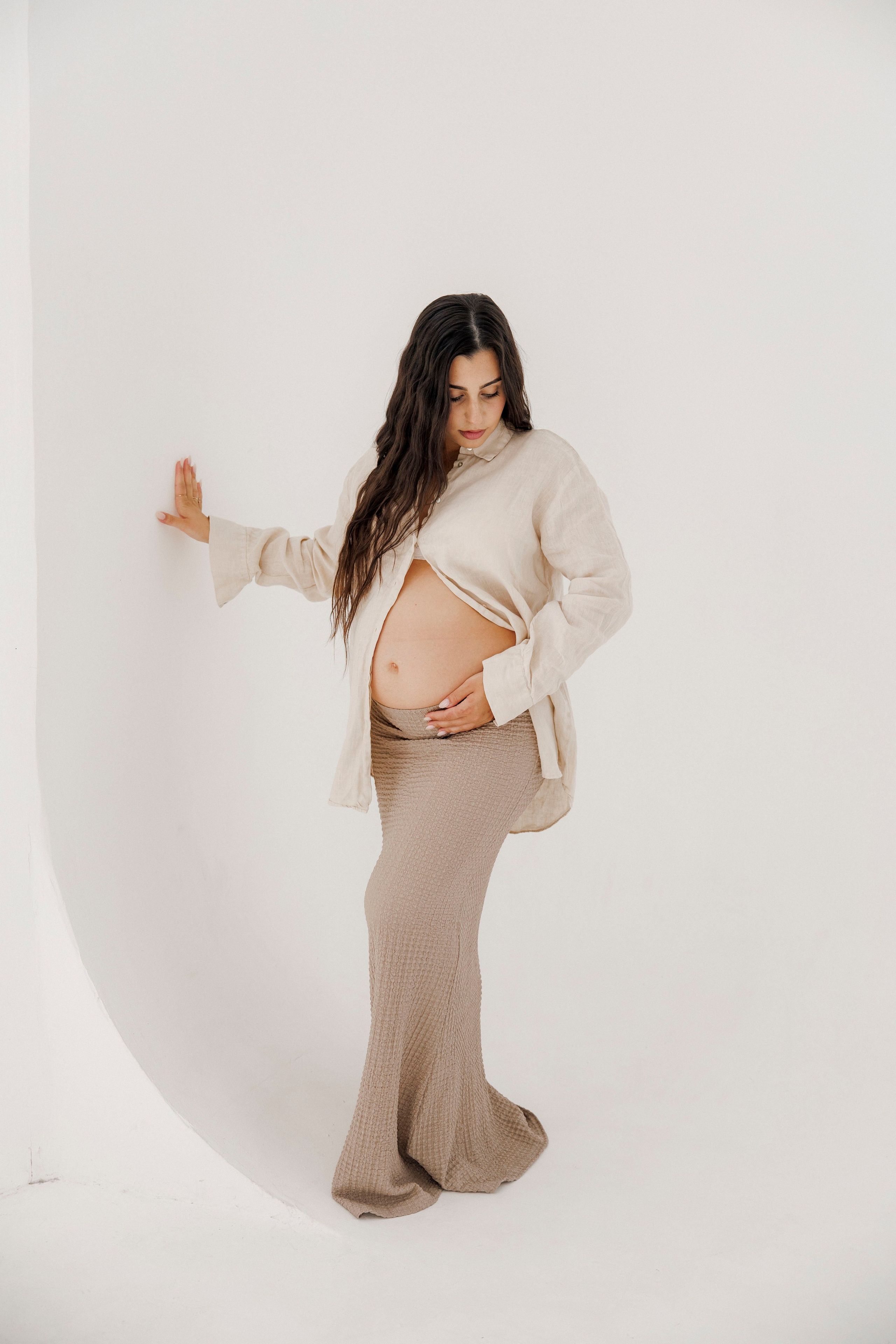 Pregnancy photoshoot inside the Grey Studio. Главная
