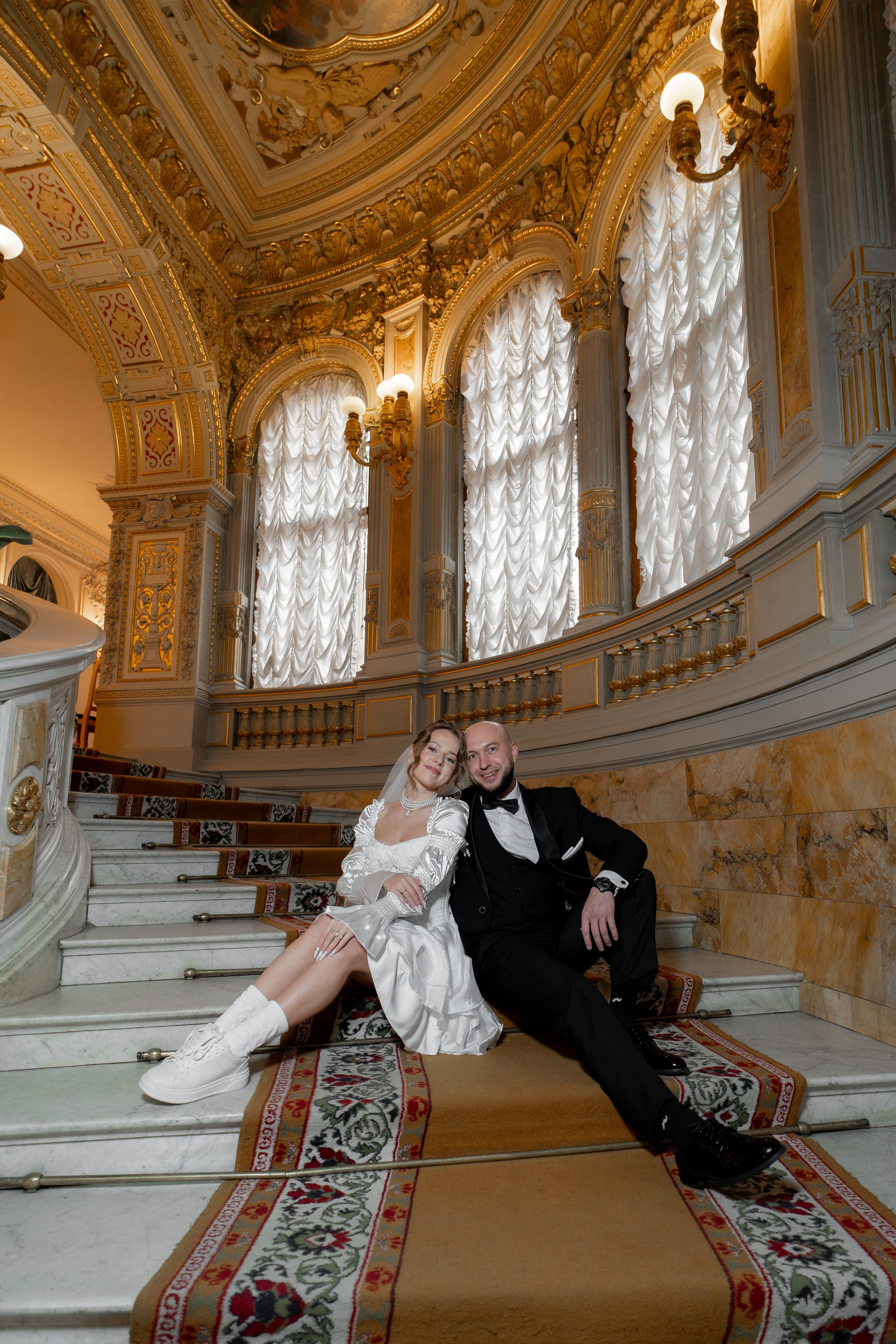 Жених и невеста сидят на лестнице дворца Великого Князя Владимира / Дом учёных