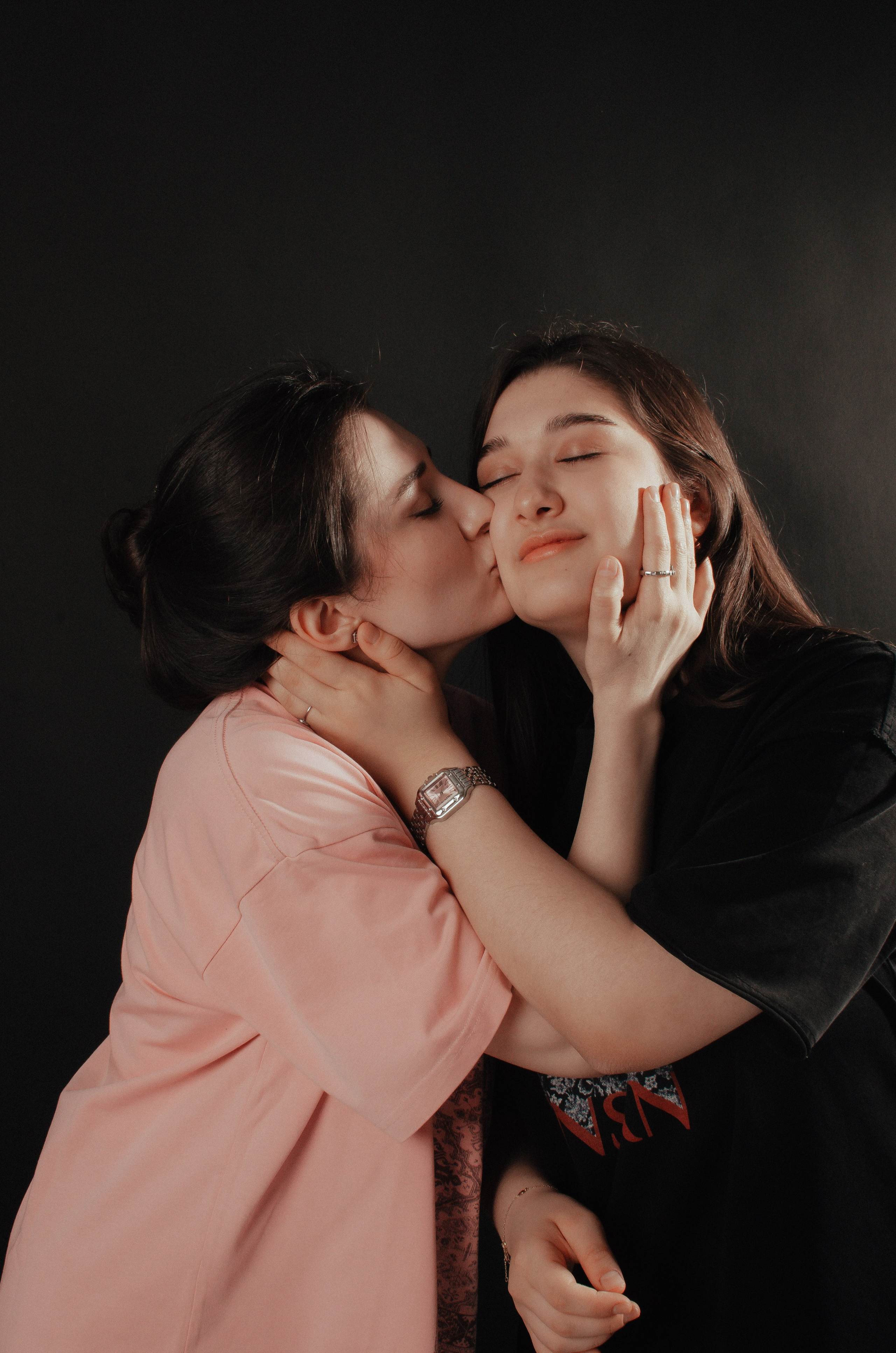 Родные сестра