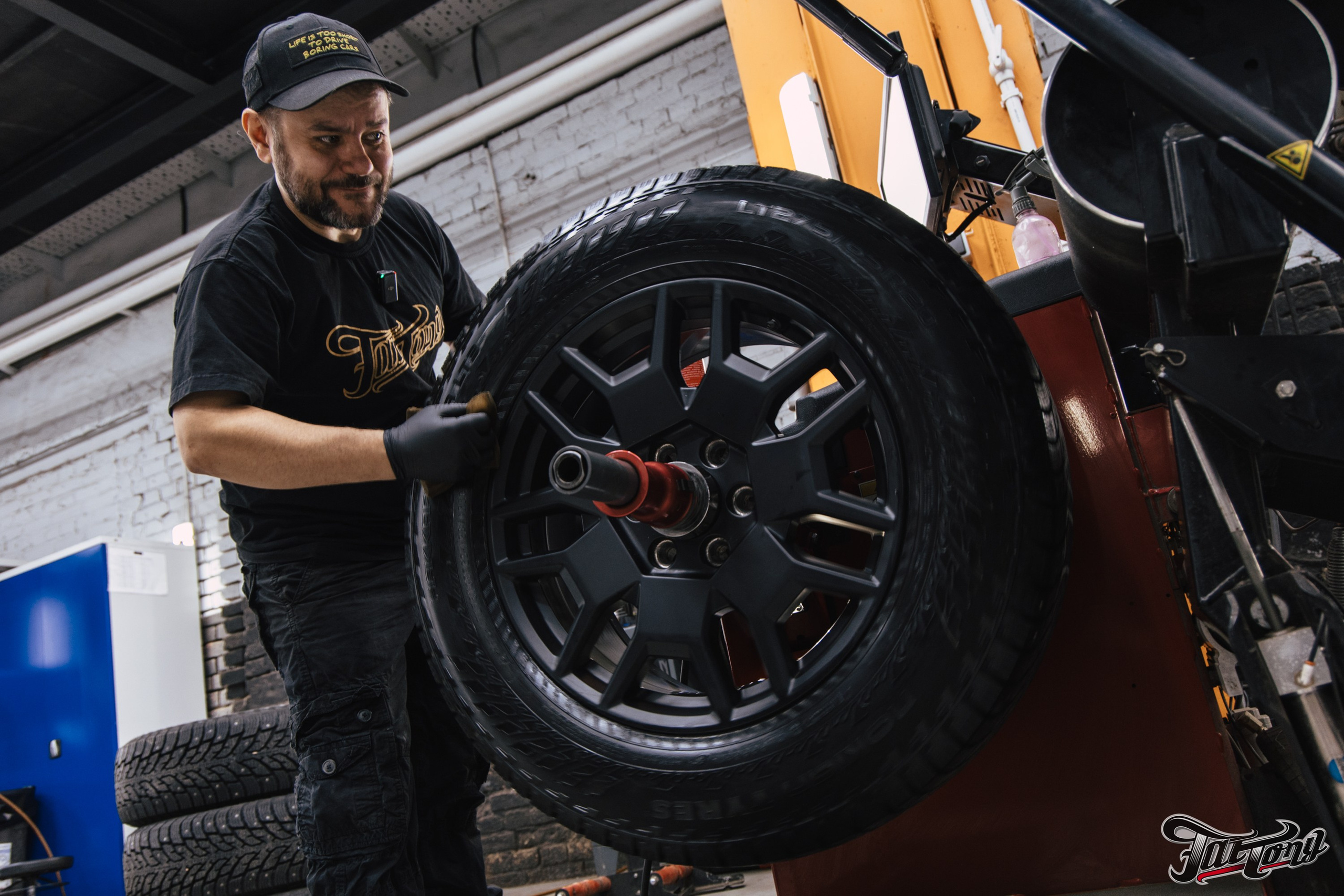 Tesla Cybertruck шиномонтаж в Fattony. DeLorein