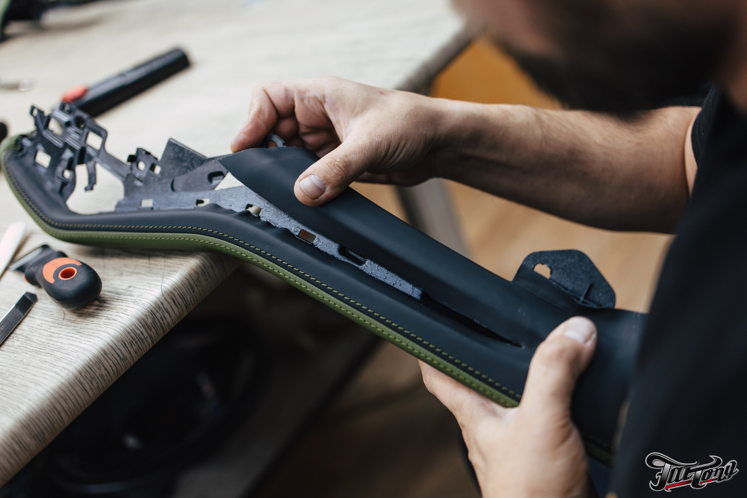 BMW X5M пошив салона в зеленую кожу. DeLorein